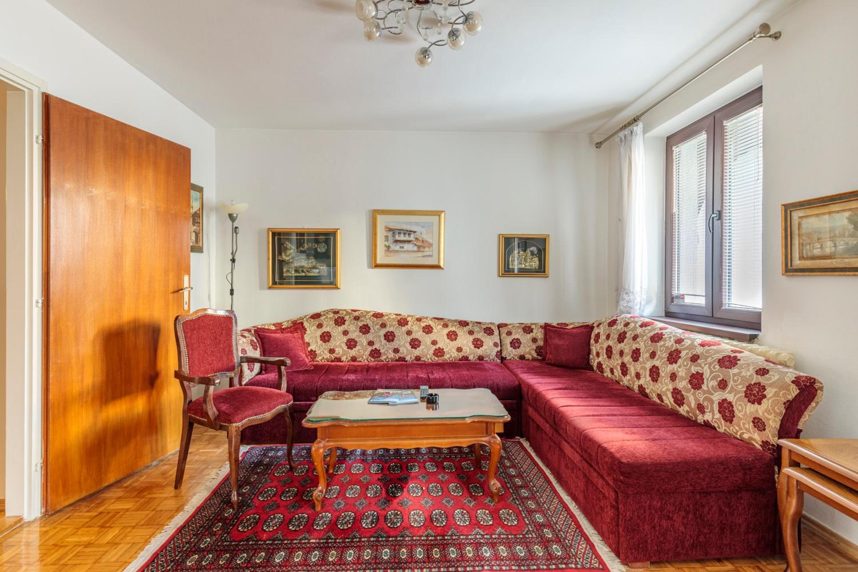 Grand Duplex Suite with Free Parking - Heart of Old Town