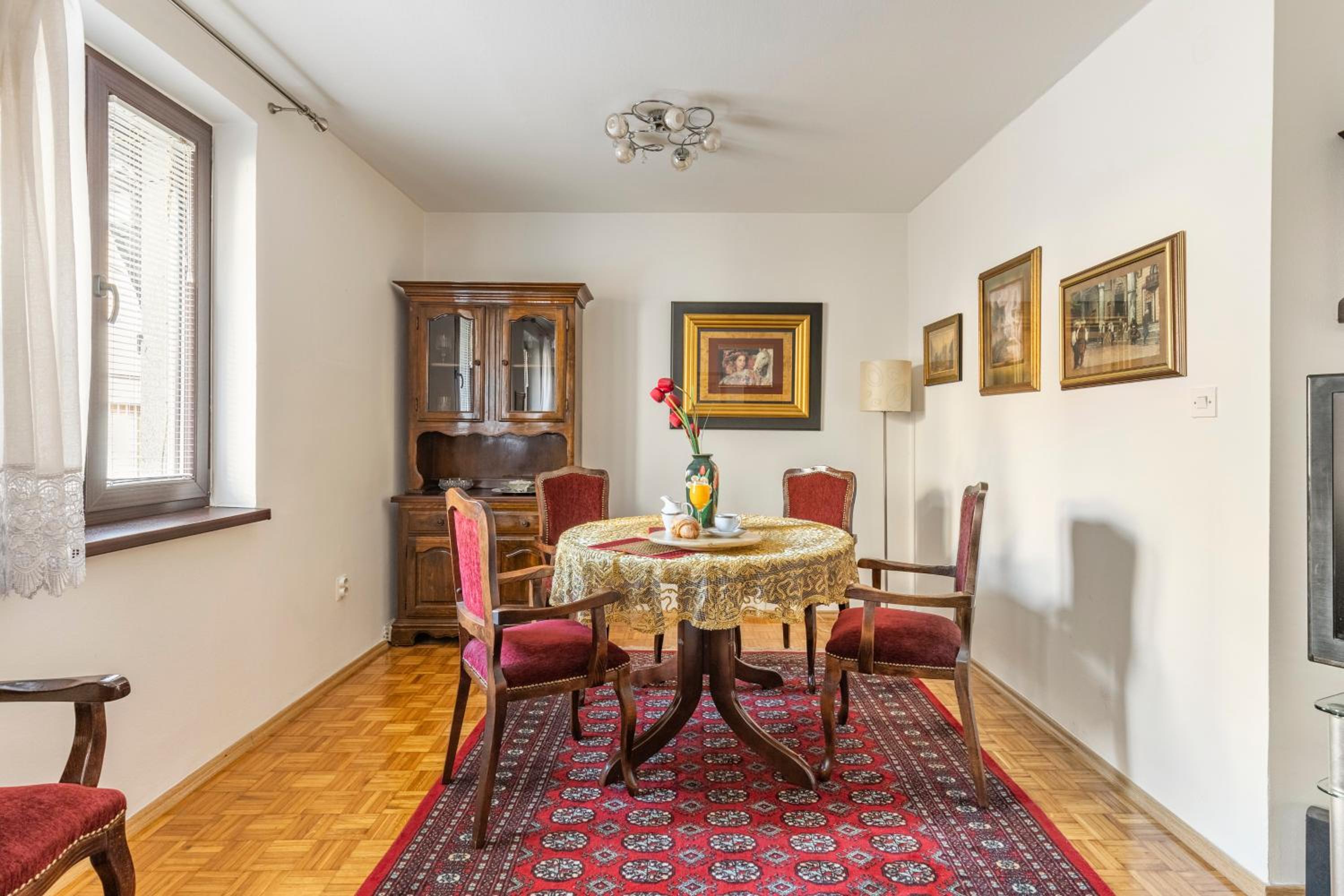 Grand Duplex Suite with Free Parking - Heart of Old Town
