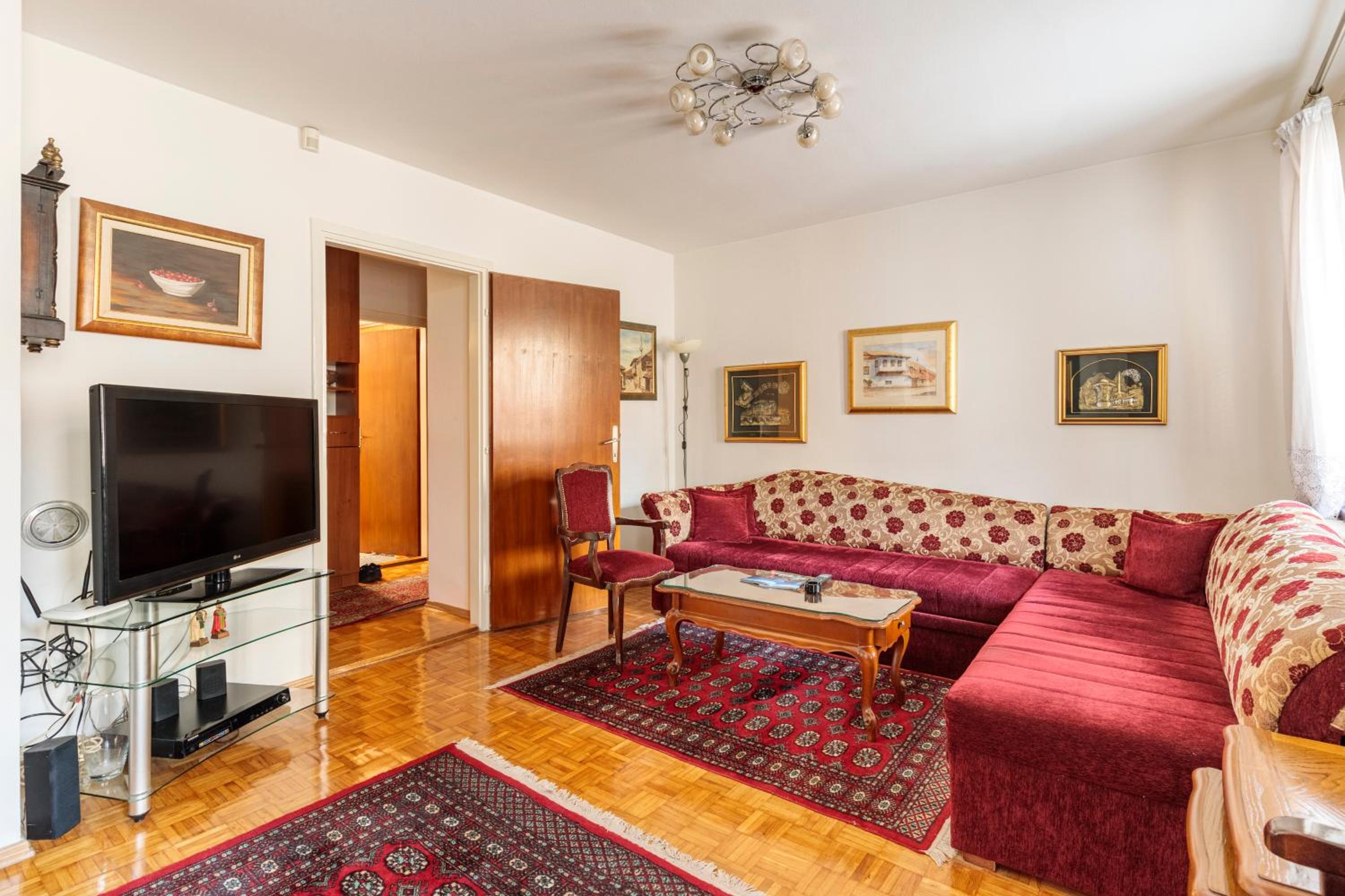 Grand Duplex Suite with Free Parking - Heart of Old Town