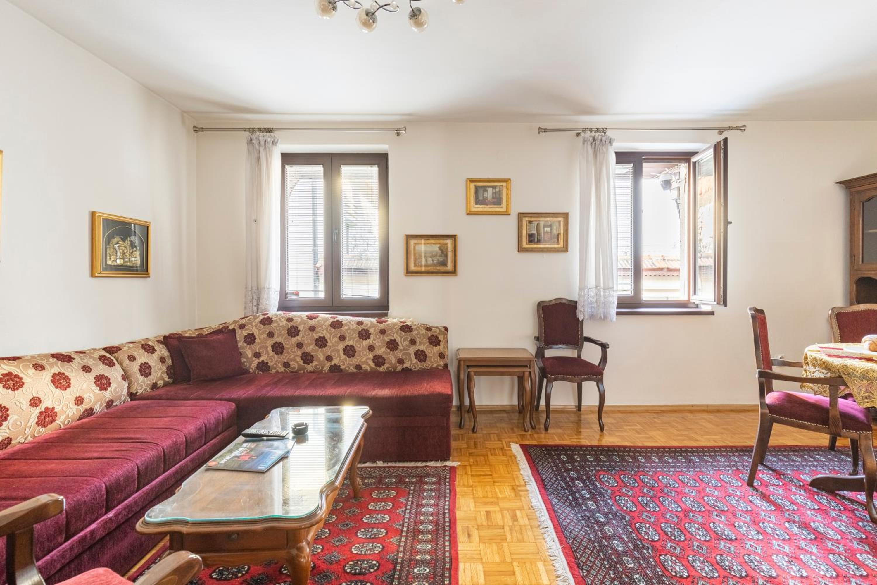 Grand Duplex Suite with Free Parking - Heart of Old Town