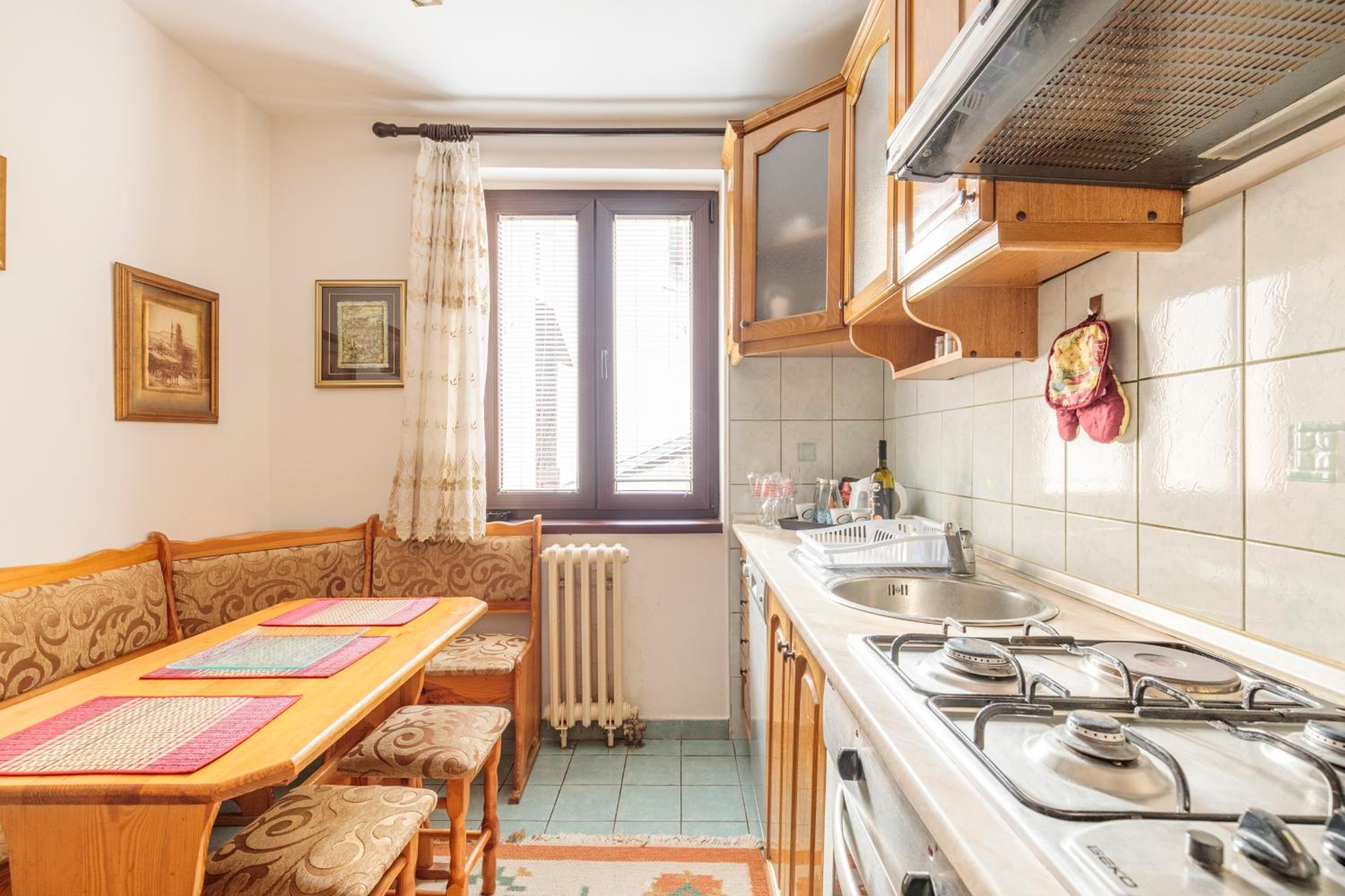 Grand Duplex Suite with Free Parking - Heart of Old Town