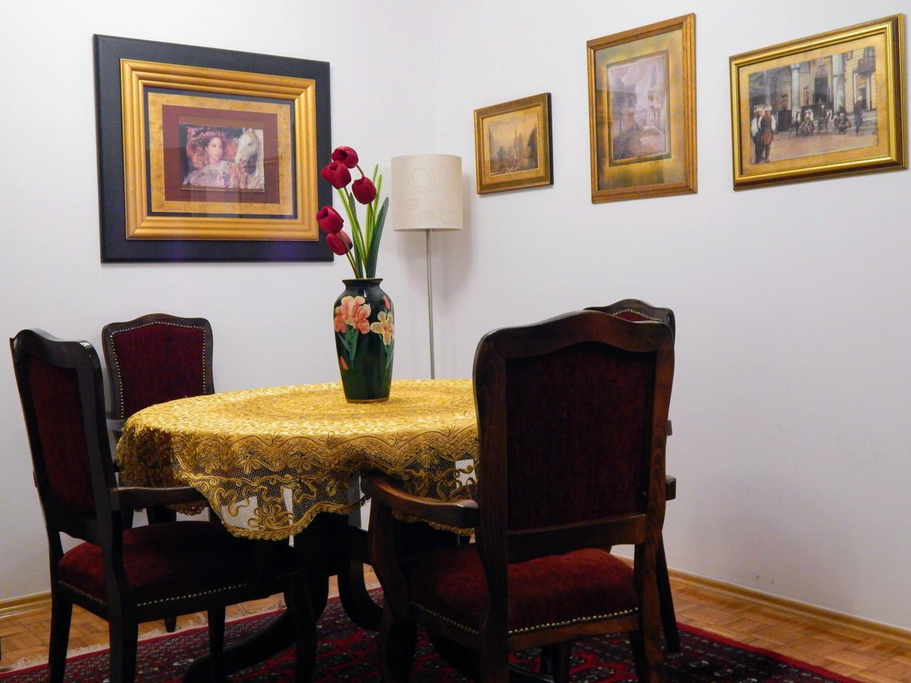 Grand Duplex Suite with Free Parking - Heart of Old Town