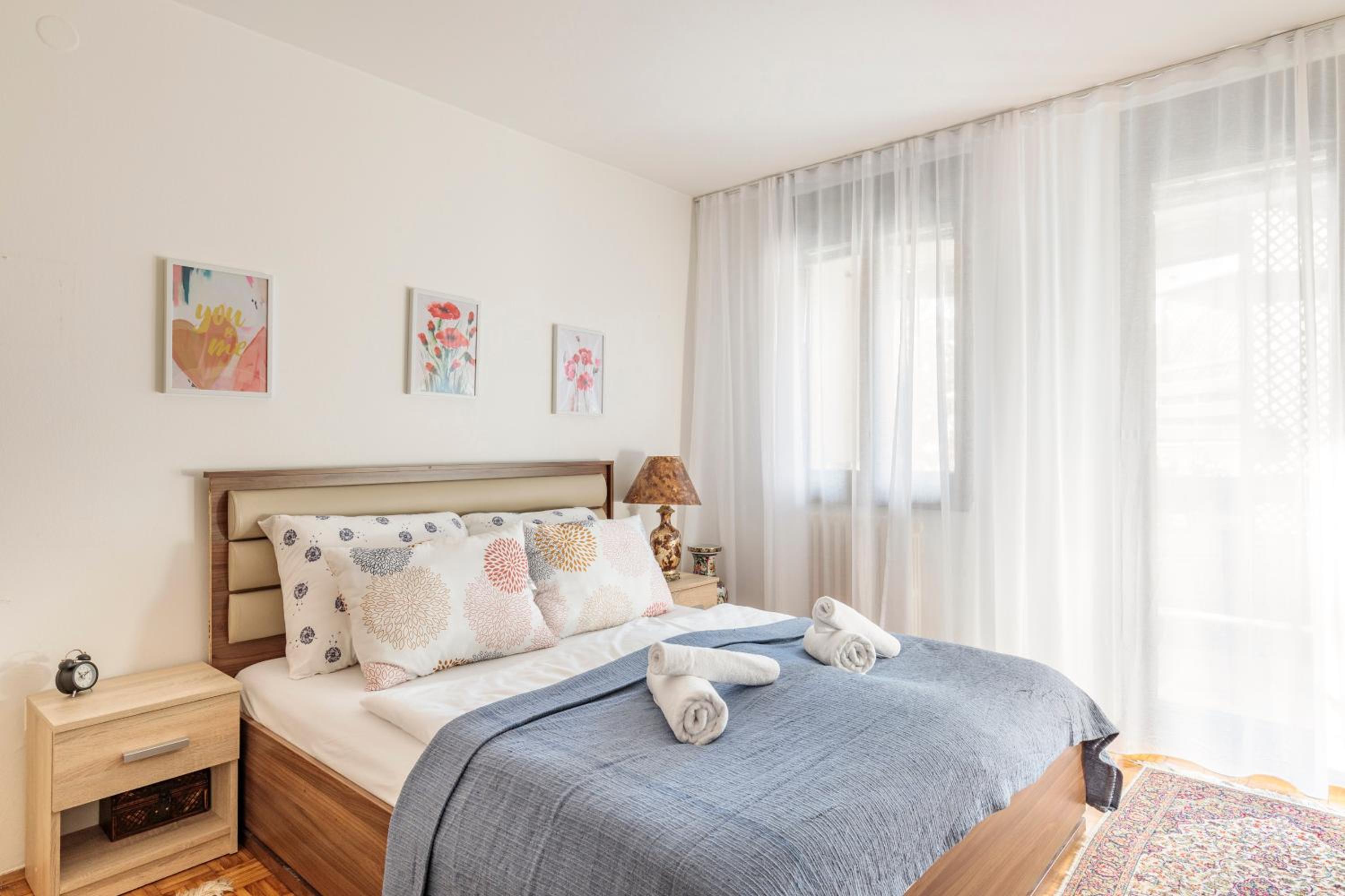 Grand Duplex Suite with Free Parking - Heart of Old Town