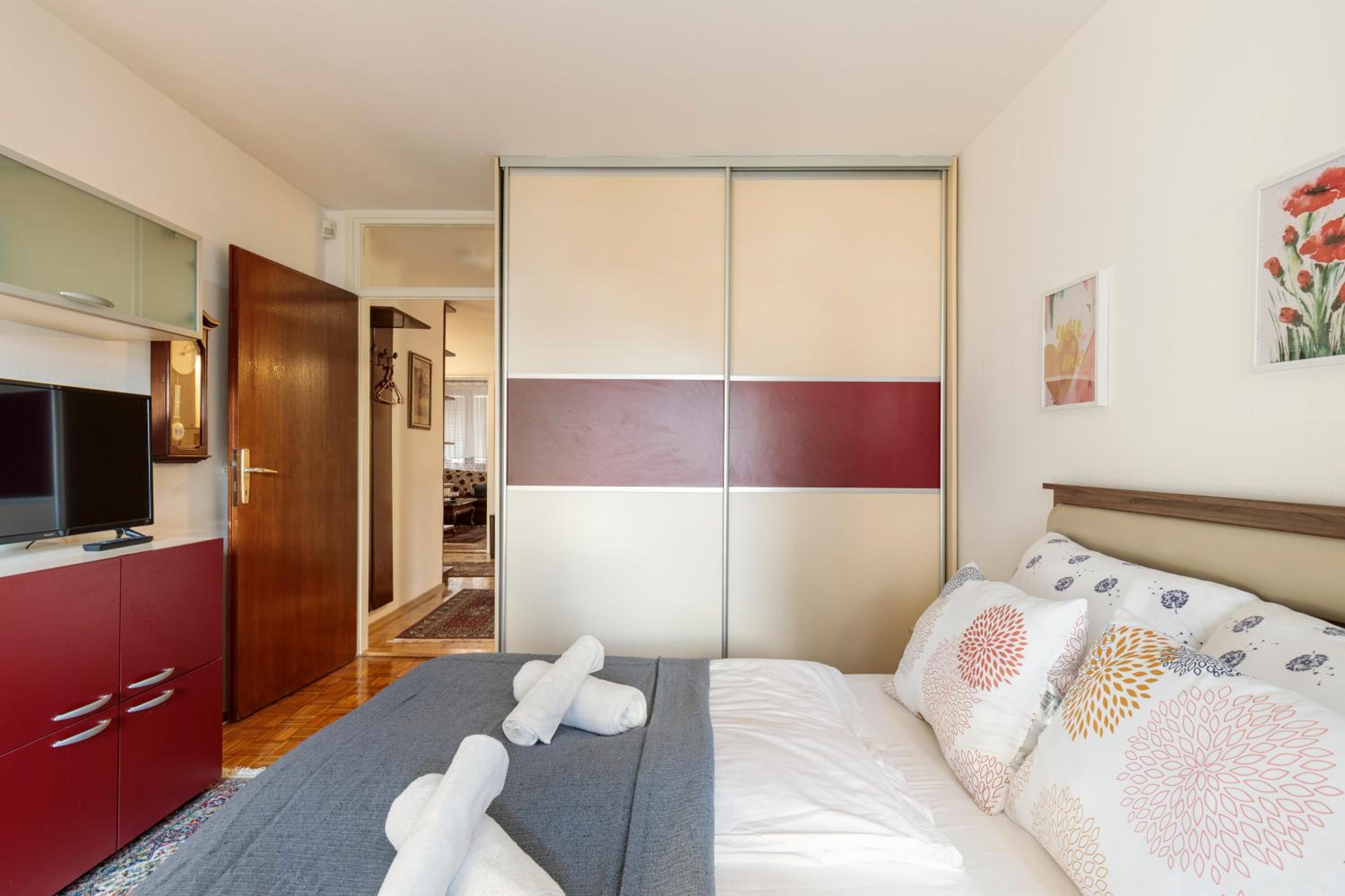 Grand Duplex Suite with Free Parking - Heart of Old Town
