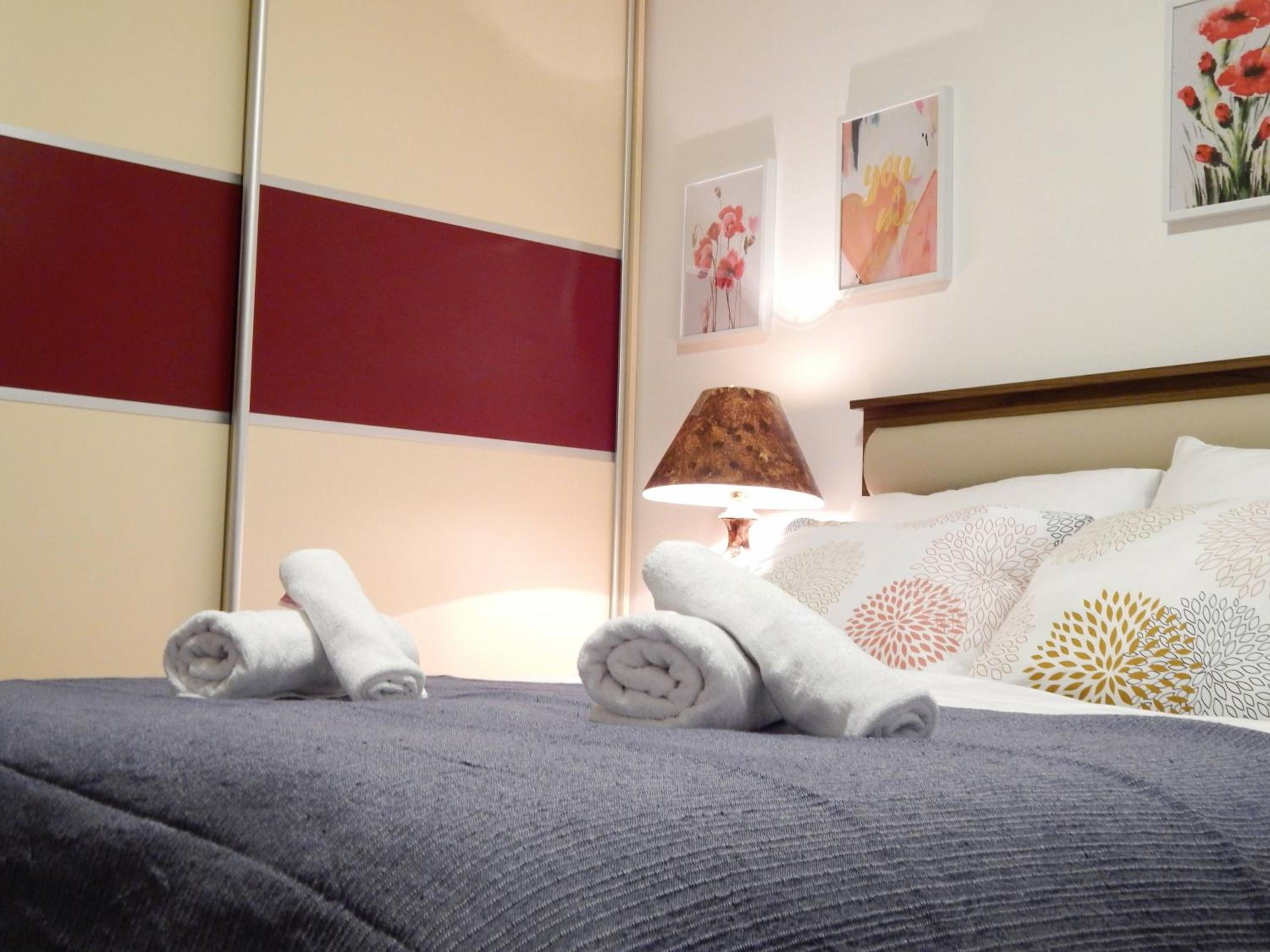 Grand Duplex Suite with Free Parking - Heart of Old Town