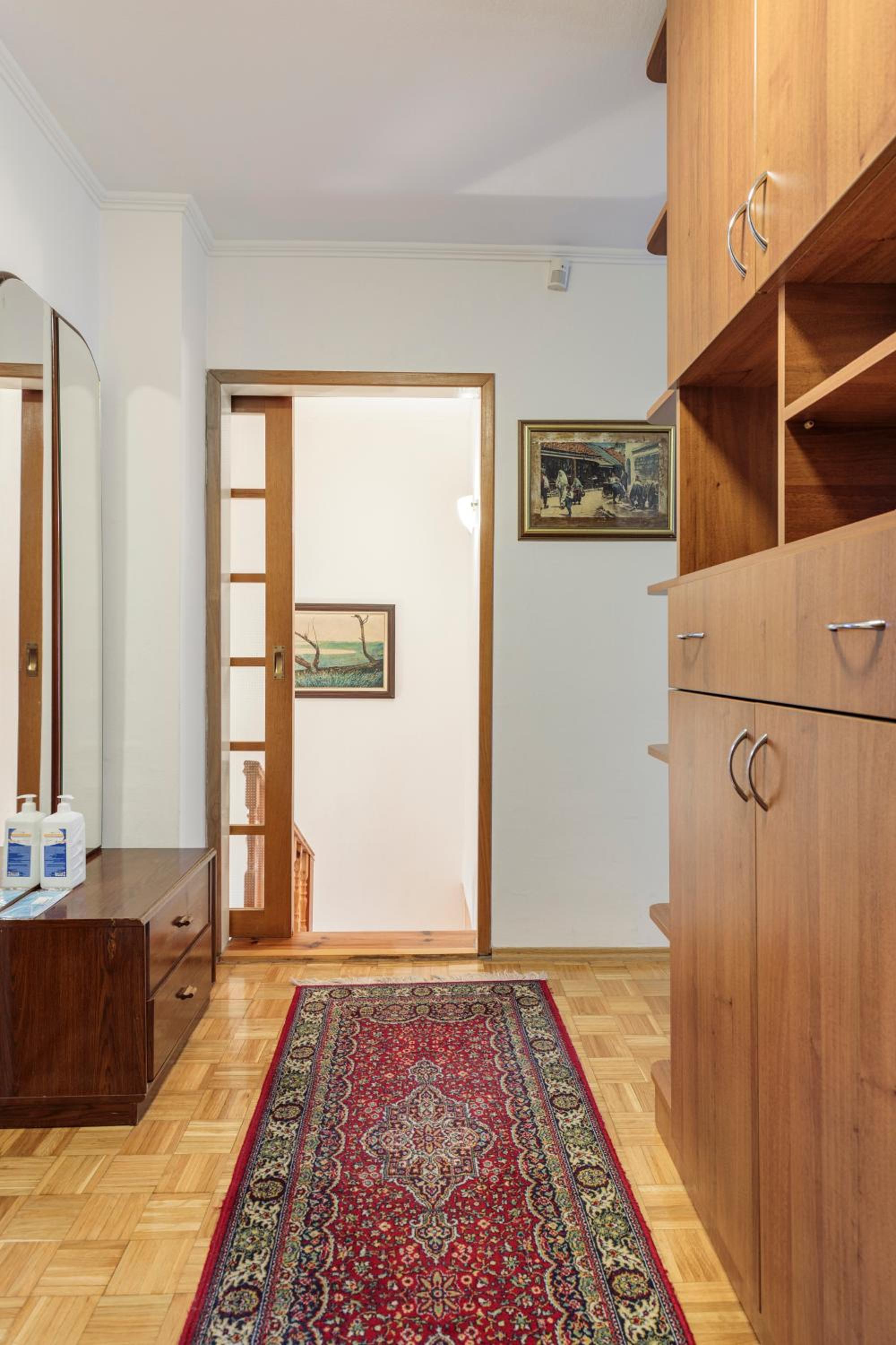 Grand Duplex Suite with Free Parking - Heart of Old Town