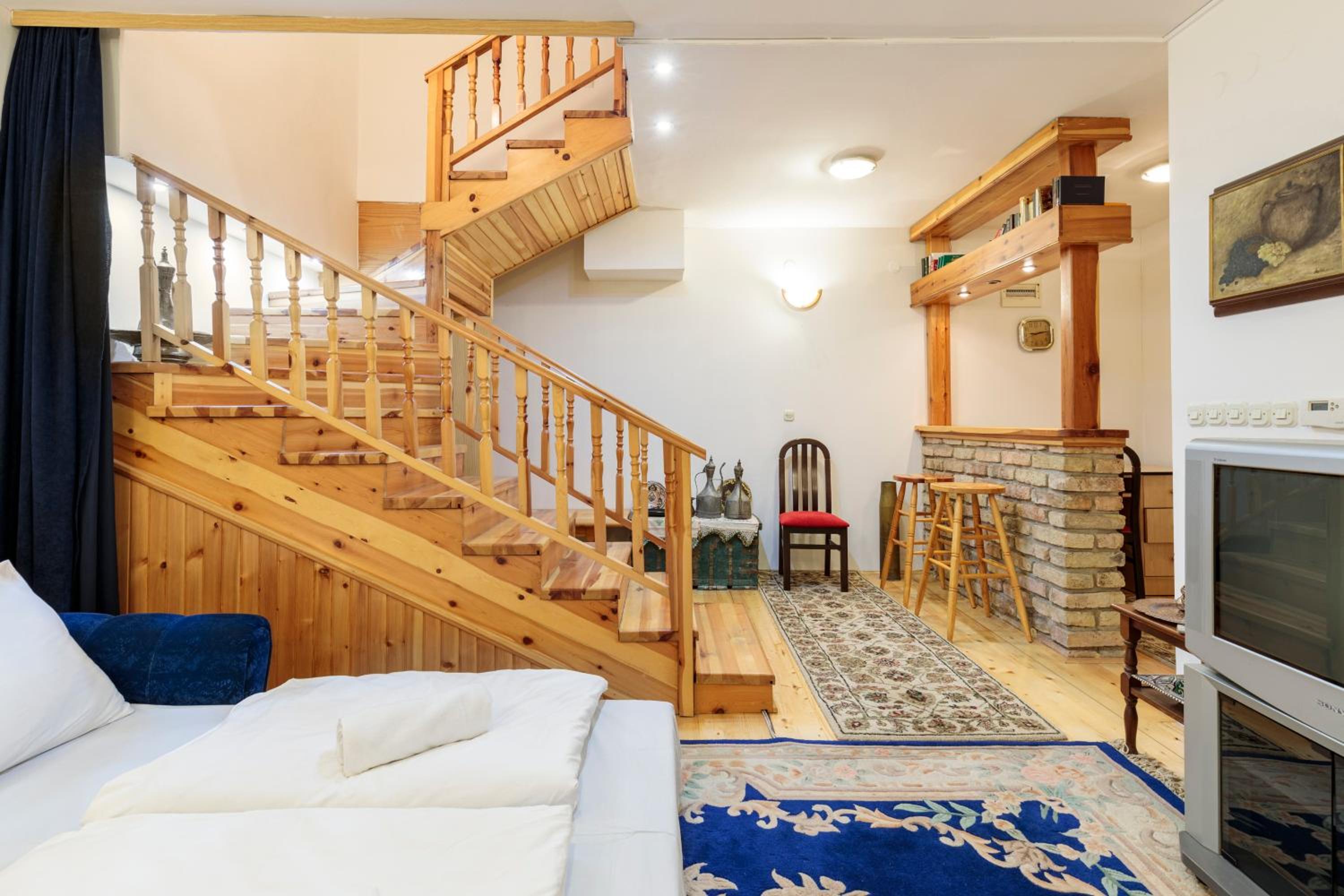 Grand Duplex Suite with Free Parking - Heart of Old Town