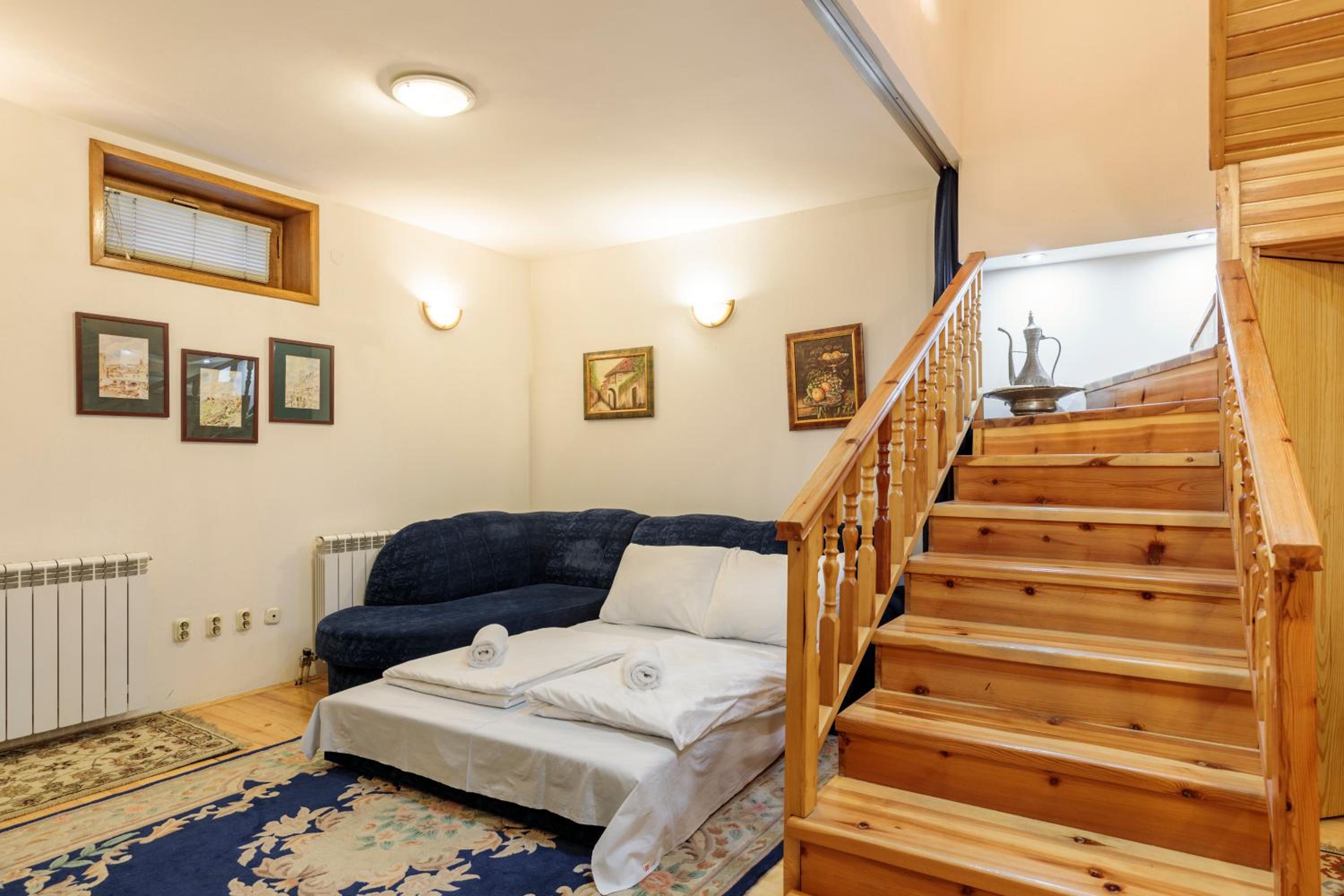 Grand Duplex Suite with Free Parking - Heart of Old Town
