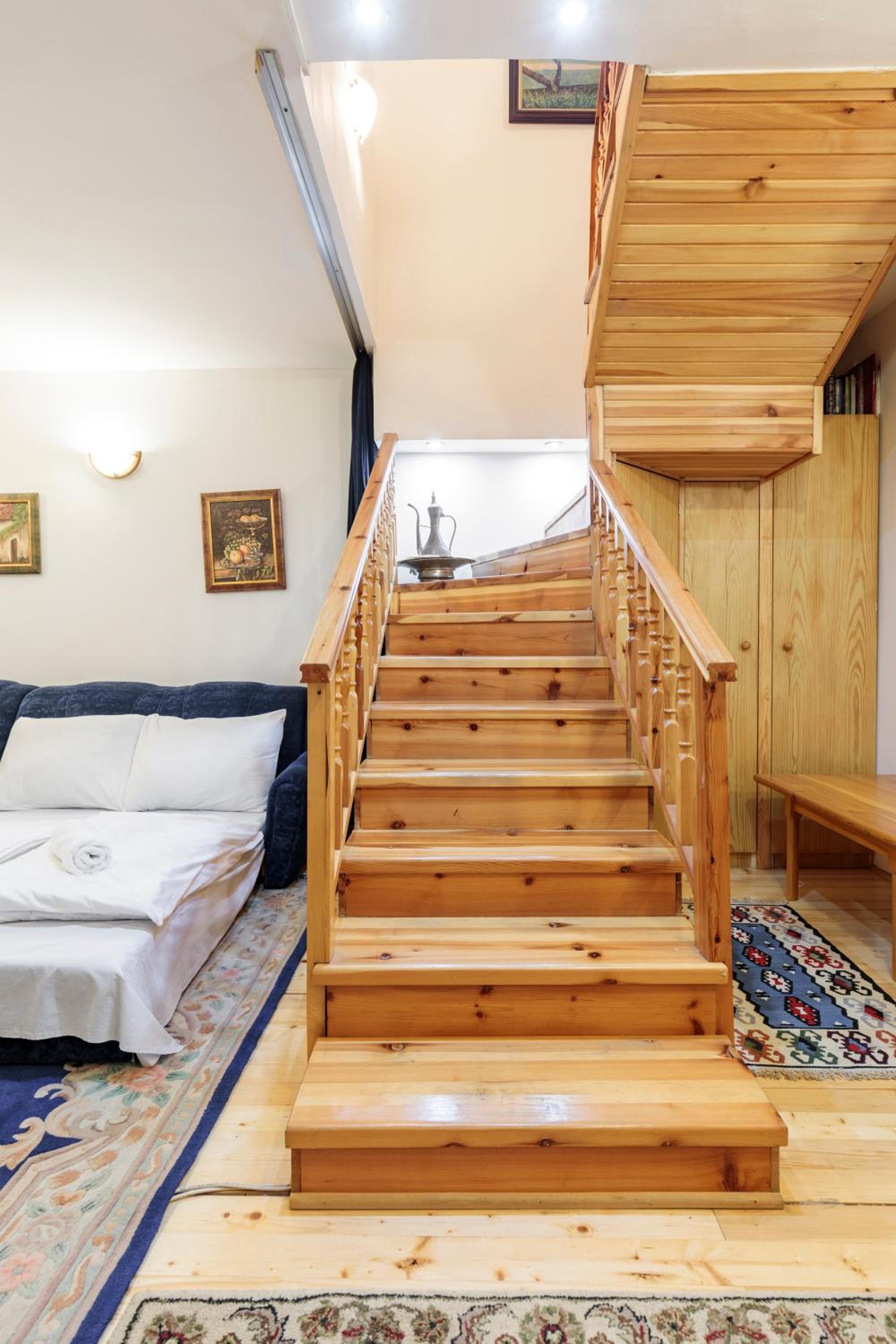 Grand Duplex Suite with Free Parking - Heart of Old Town