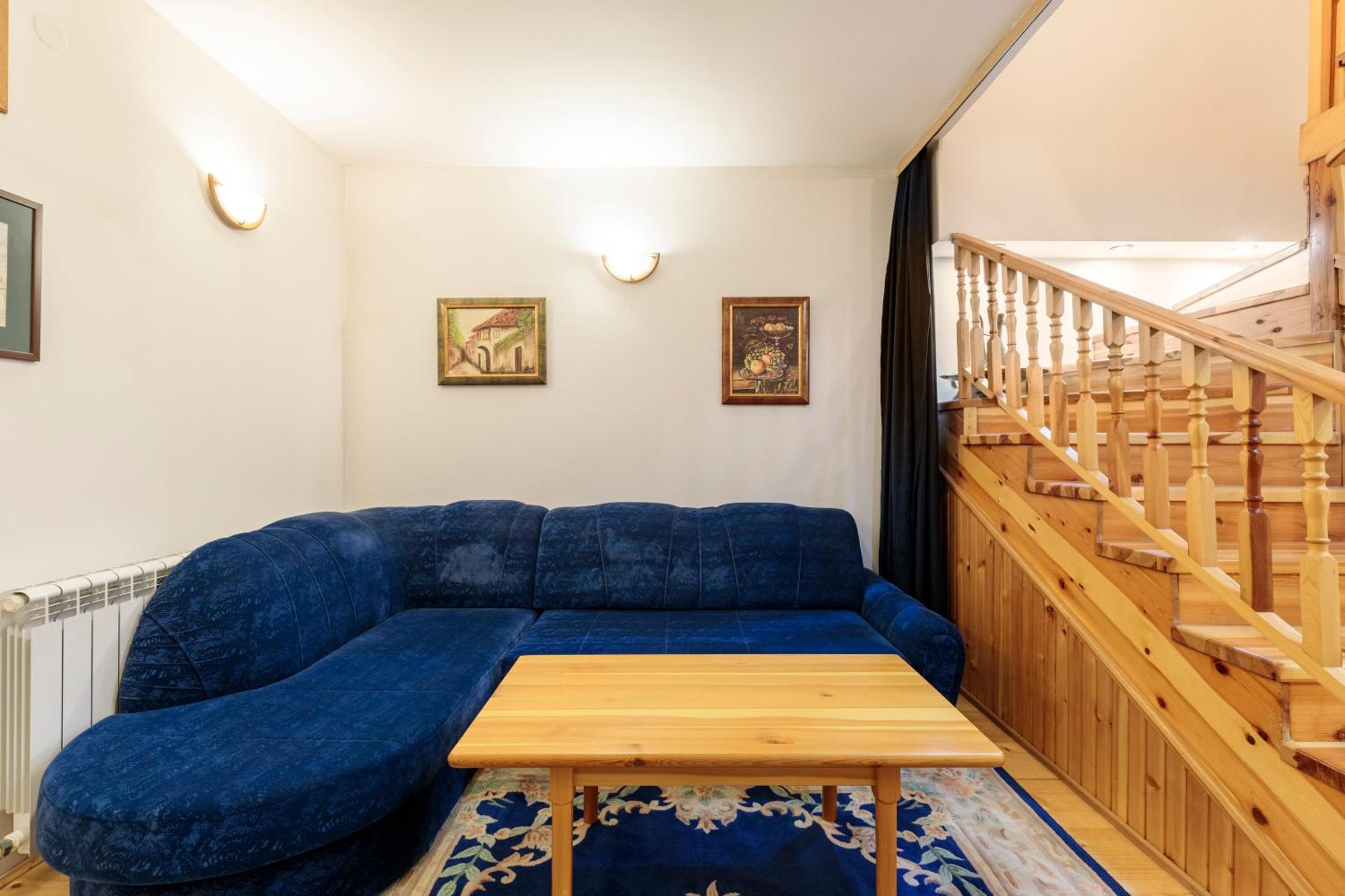 Grand Duplex Suite with Free Parking - Heart of Old Town