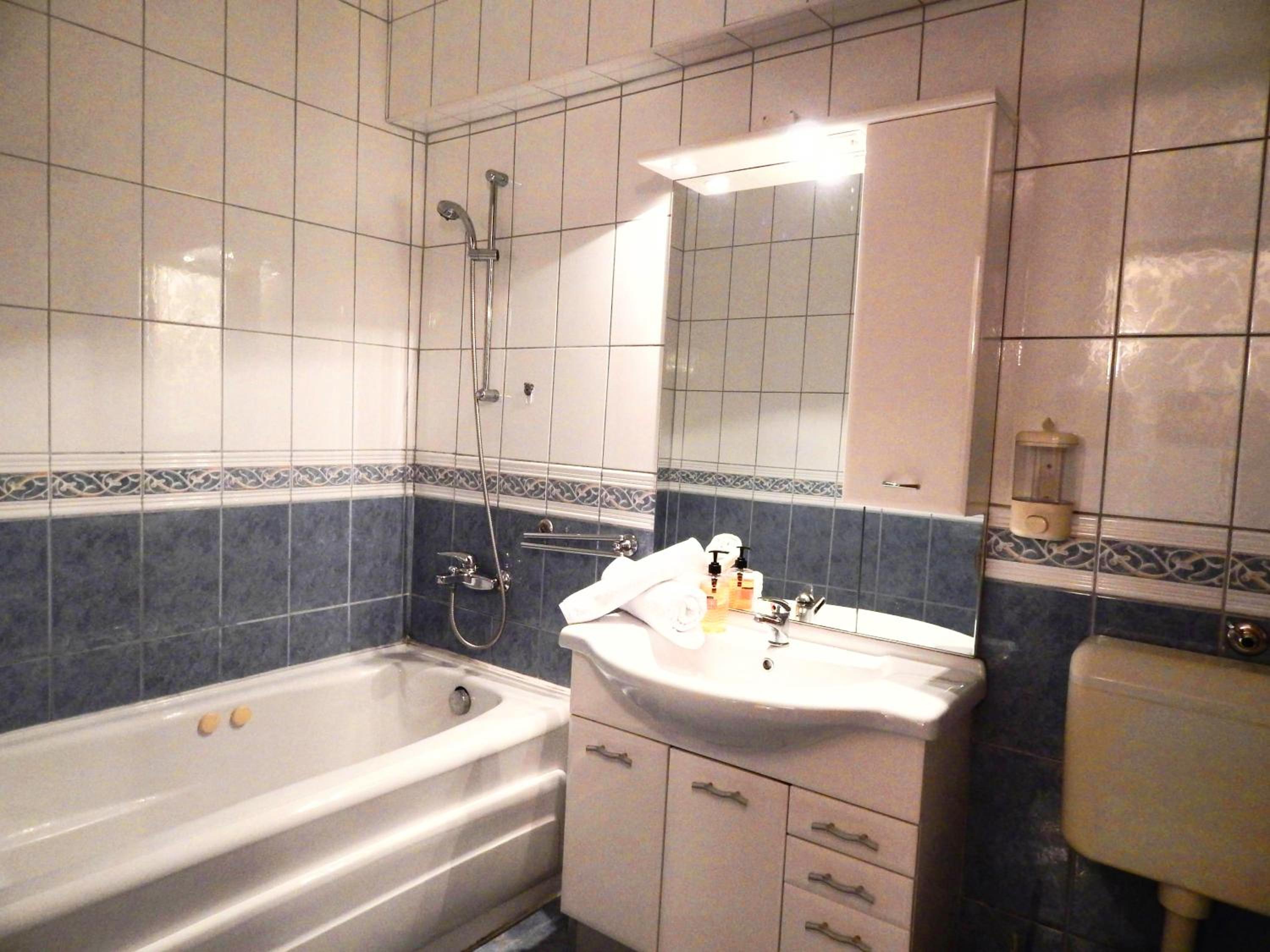 Grand Duplex Suite with Free Parking - Heart of Old Town