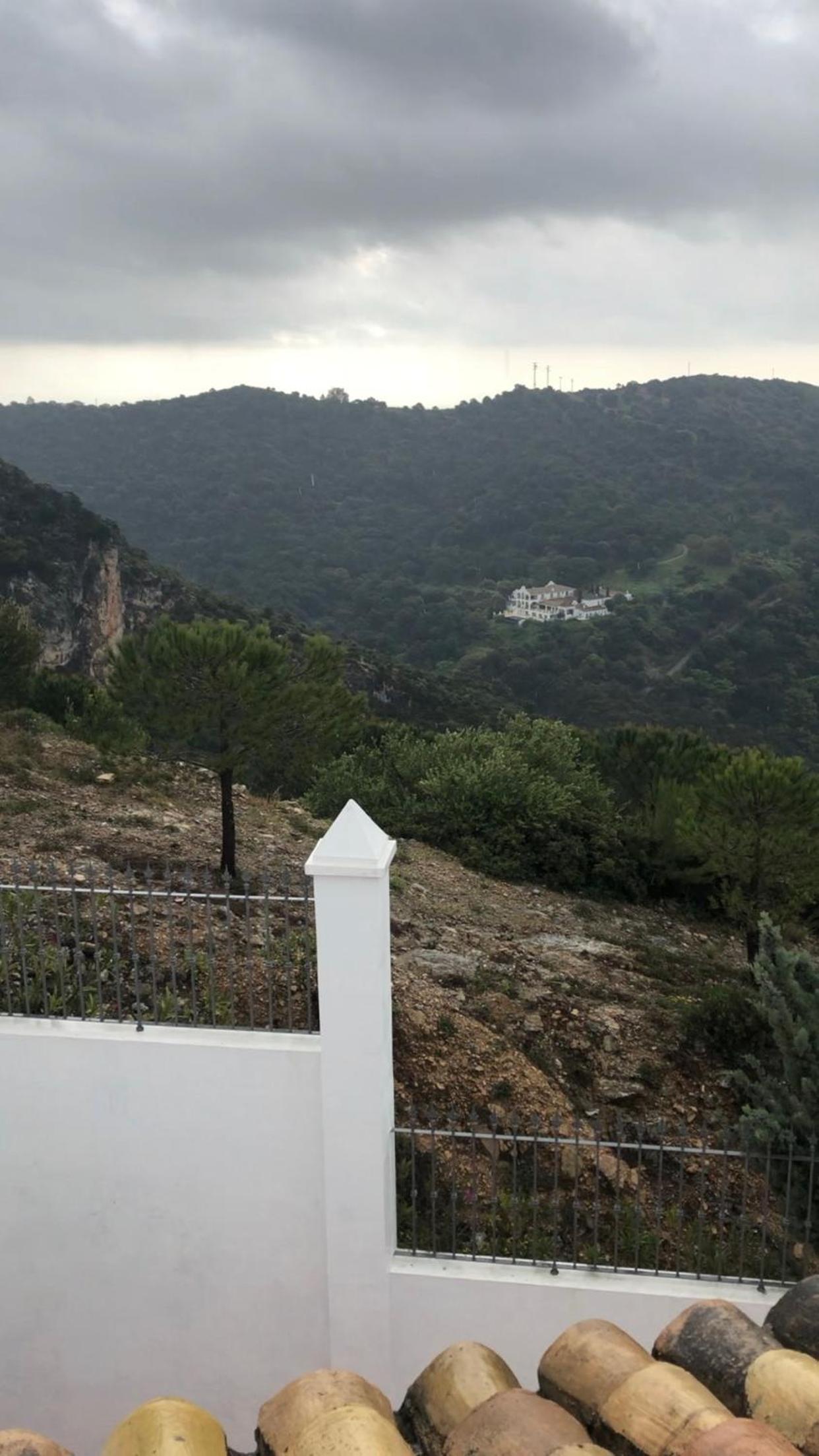 Stylish 3 bed house 2 bathrooms, with patio, roof terrace and communal pool 5 minutes away from the beautiful Spanish white village of Casares Pueblo and o view 3