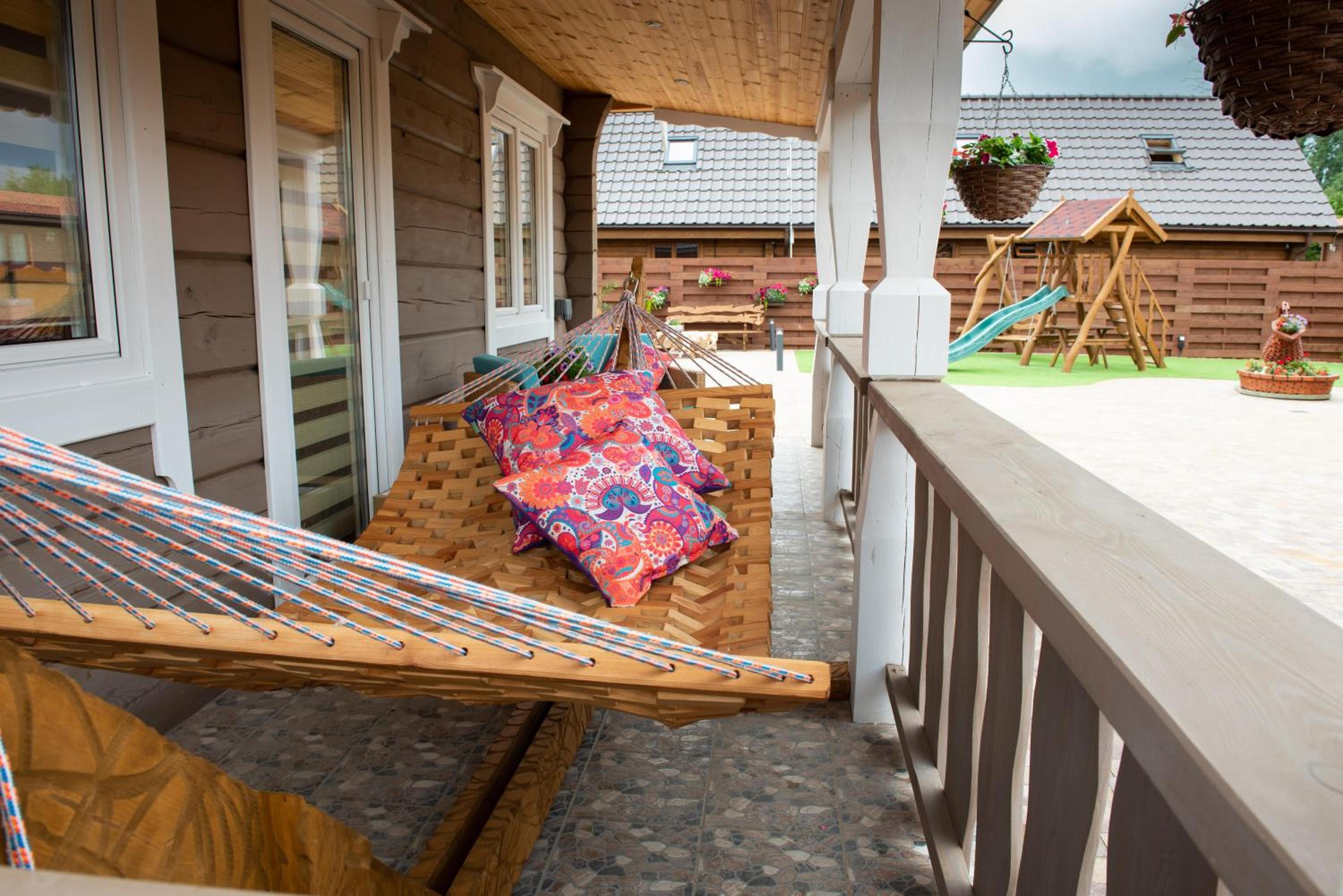 Amazing 14 Berth Villa With Private Pool At Pentney Lakes In Norfolk Ref 34079A