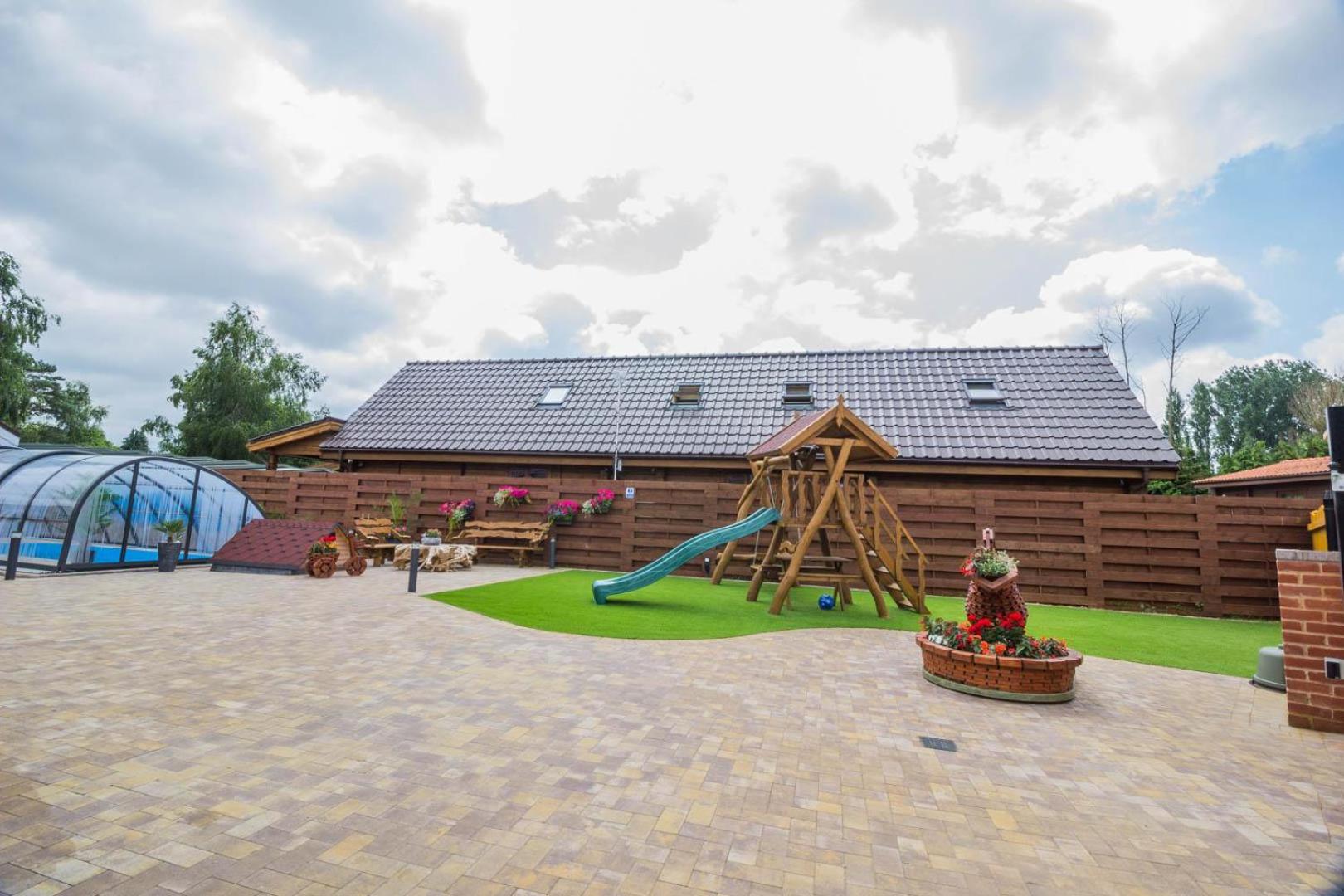 Amazing 14 Berth Villa With Private Pool At Pentney Lakes In Norfolk Ref 34079A