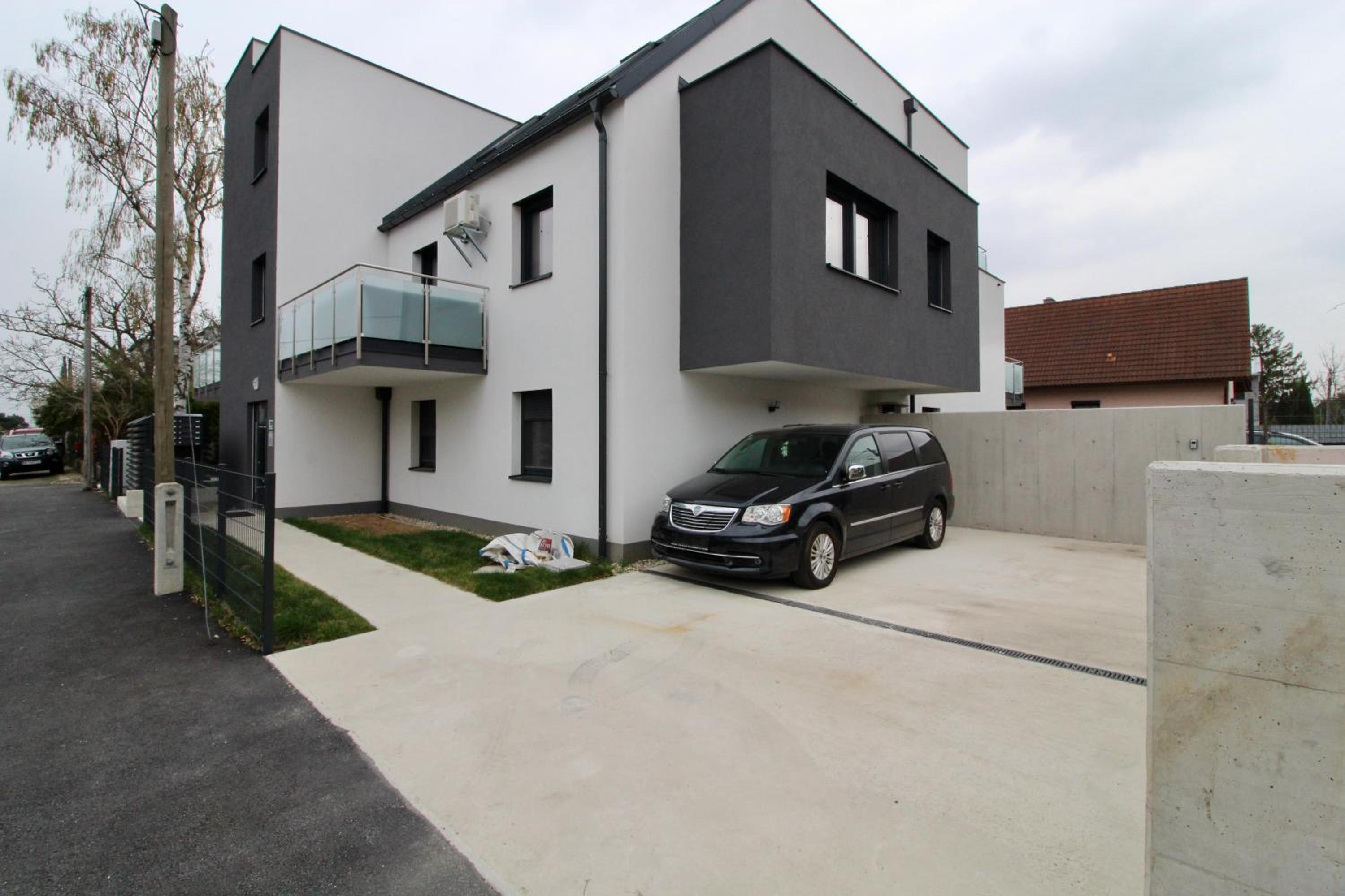 Modern Balcony Apartment with free Parking