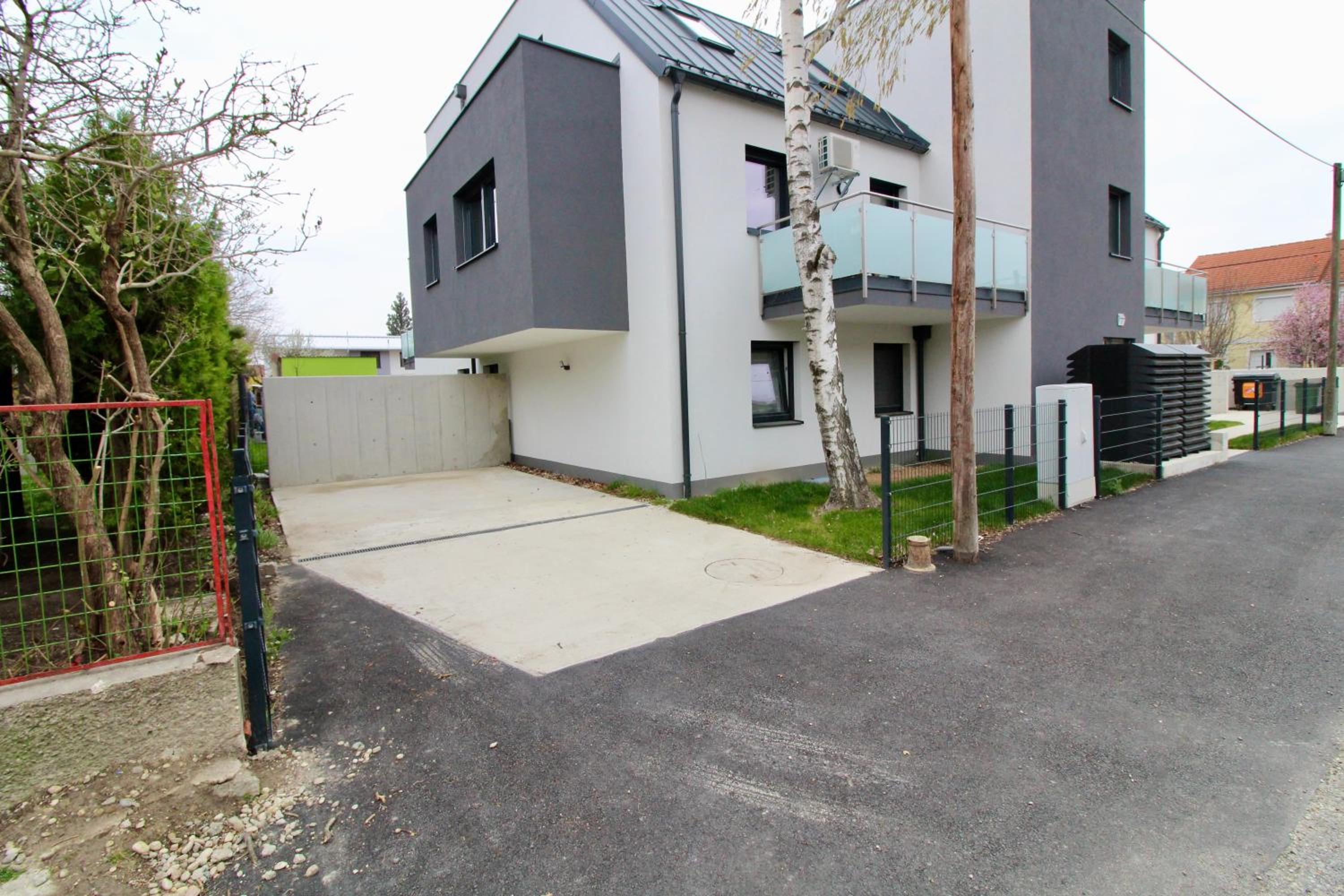 Modern Balcony Apartment with free Parking