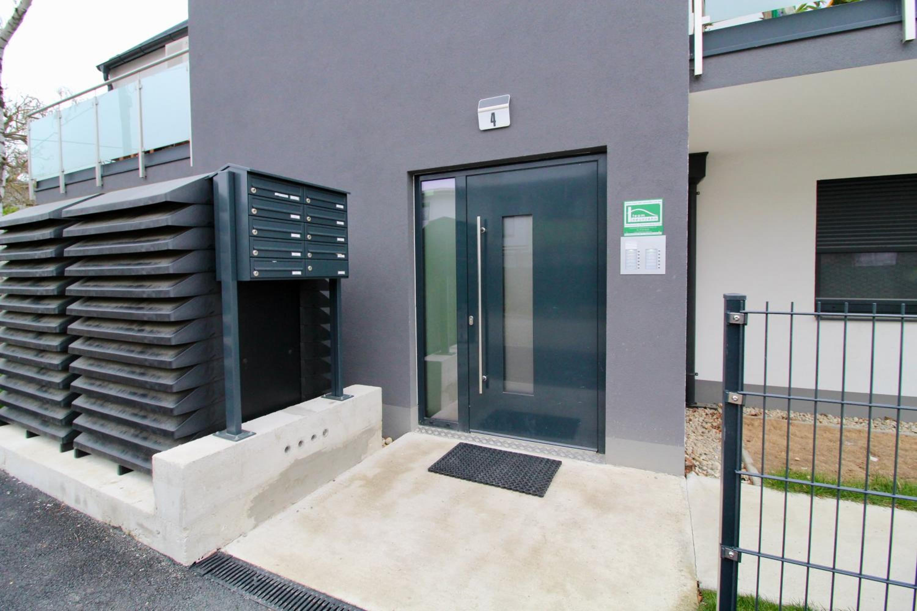 Modern Balcony Apartment with free Parking