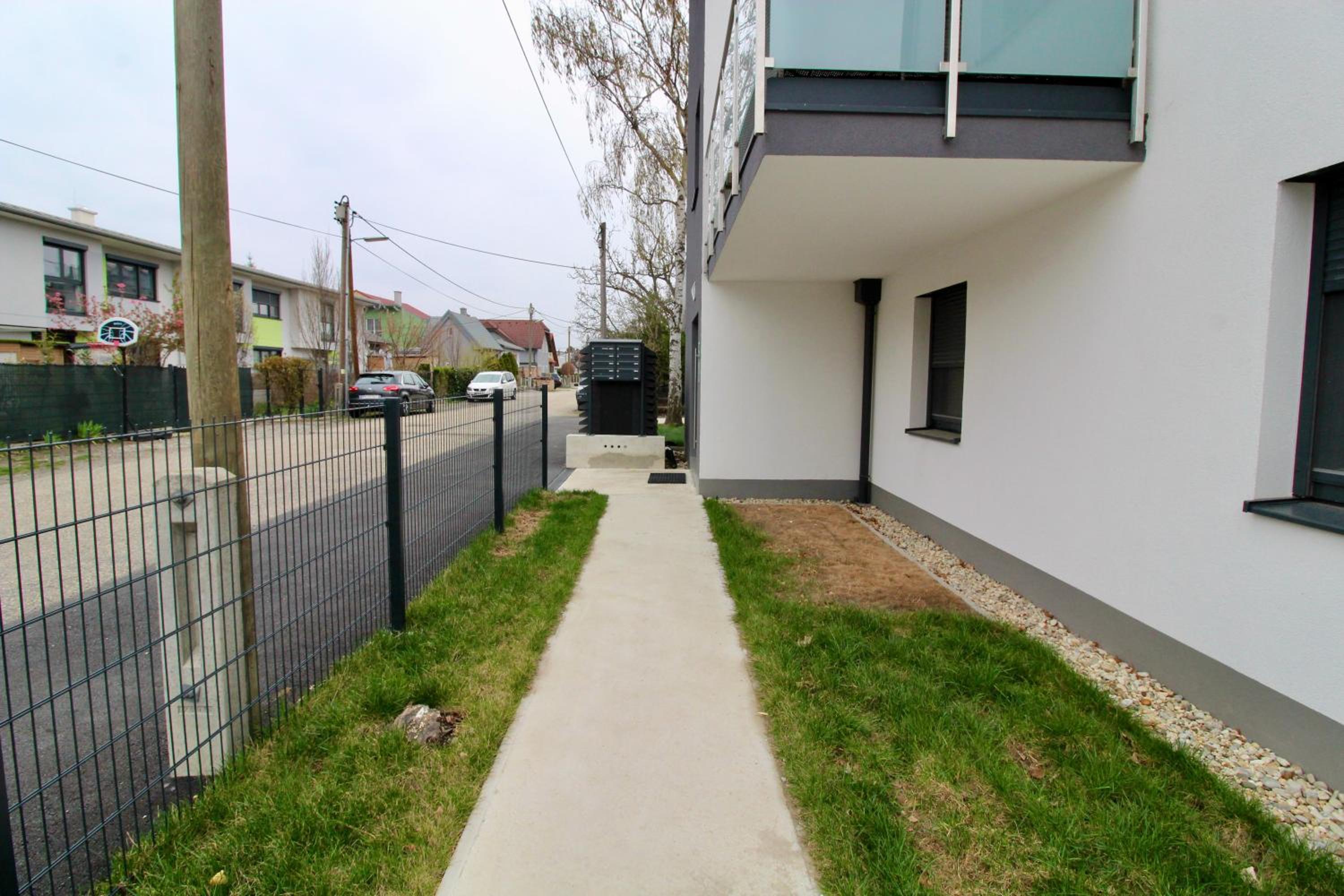 Modern Balcony Apartment with free Parking