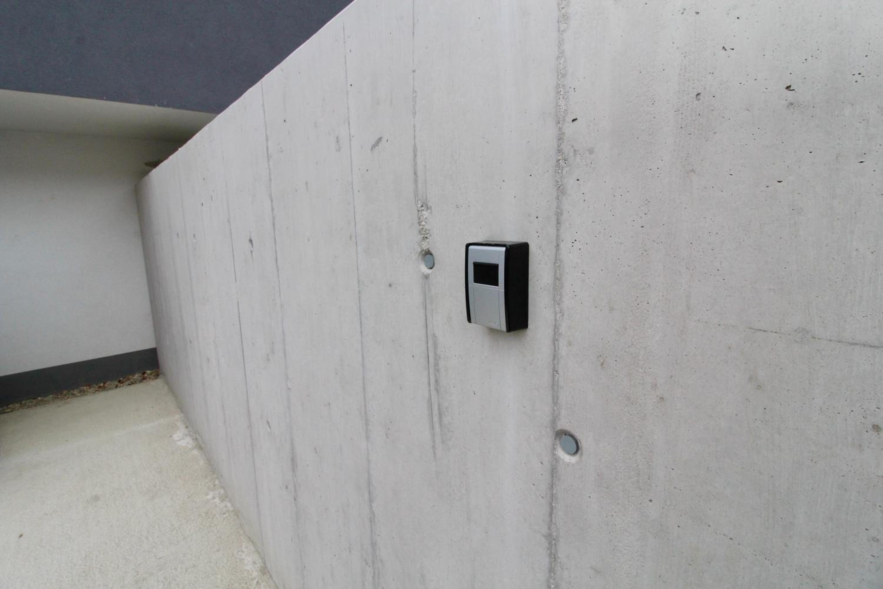 Modern Balcony Apartment with free Parking