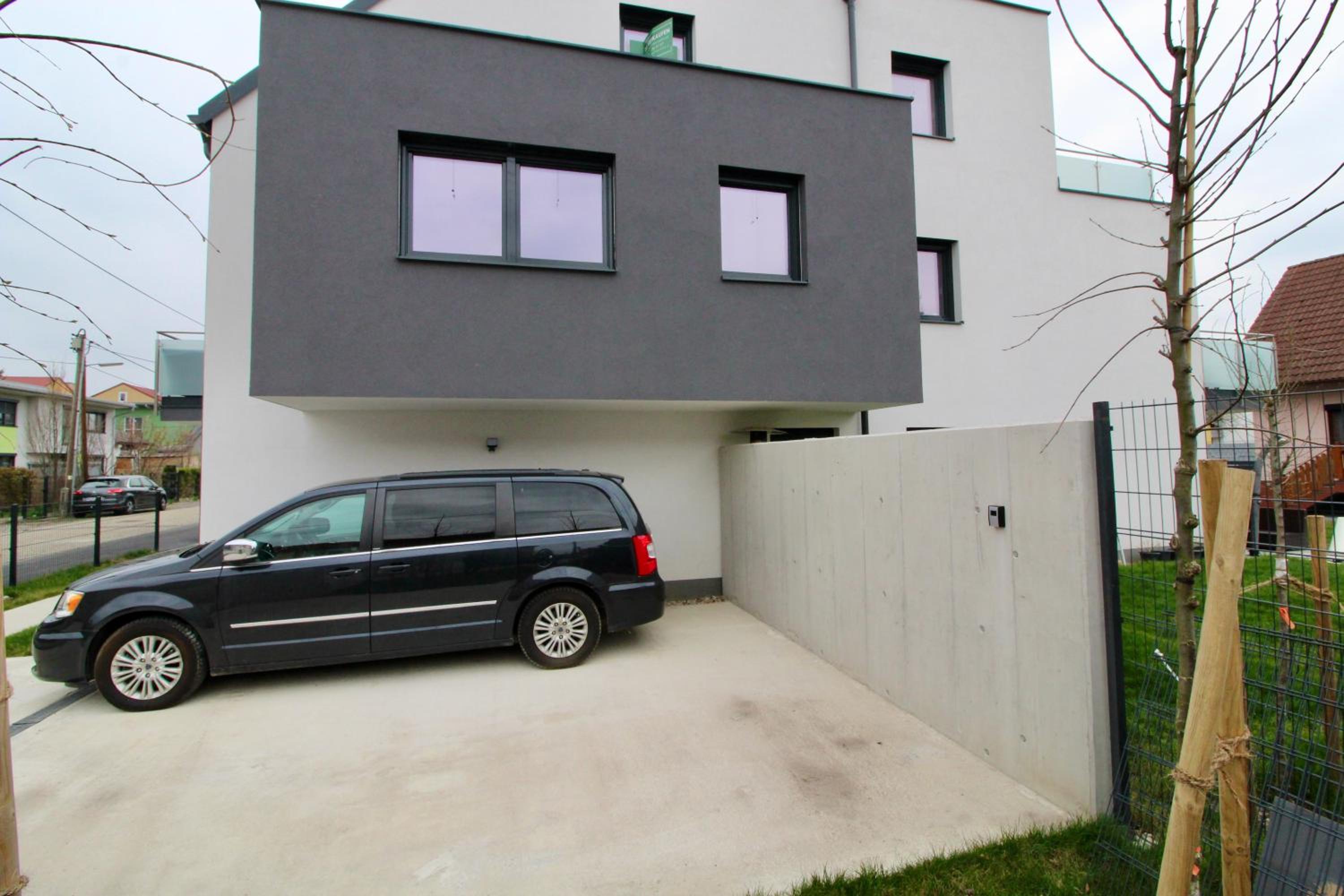Modern Balcony Apartment with free Parking