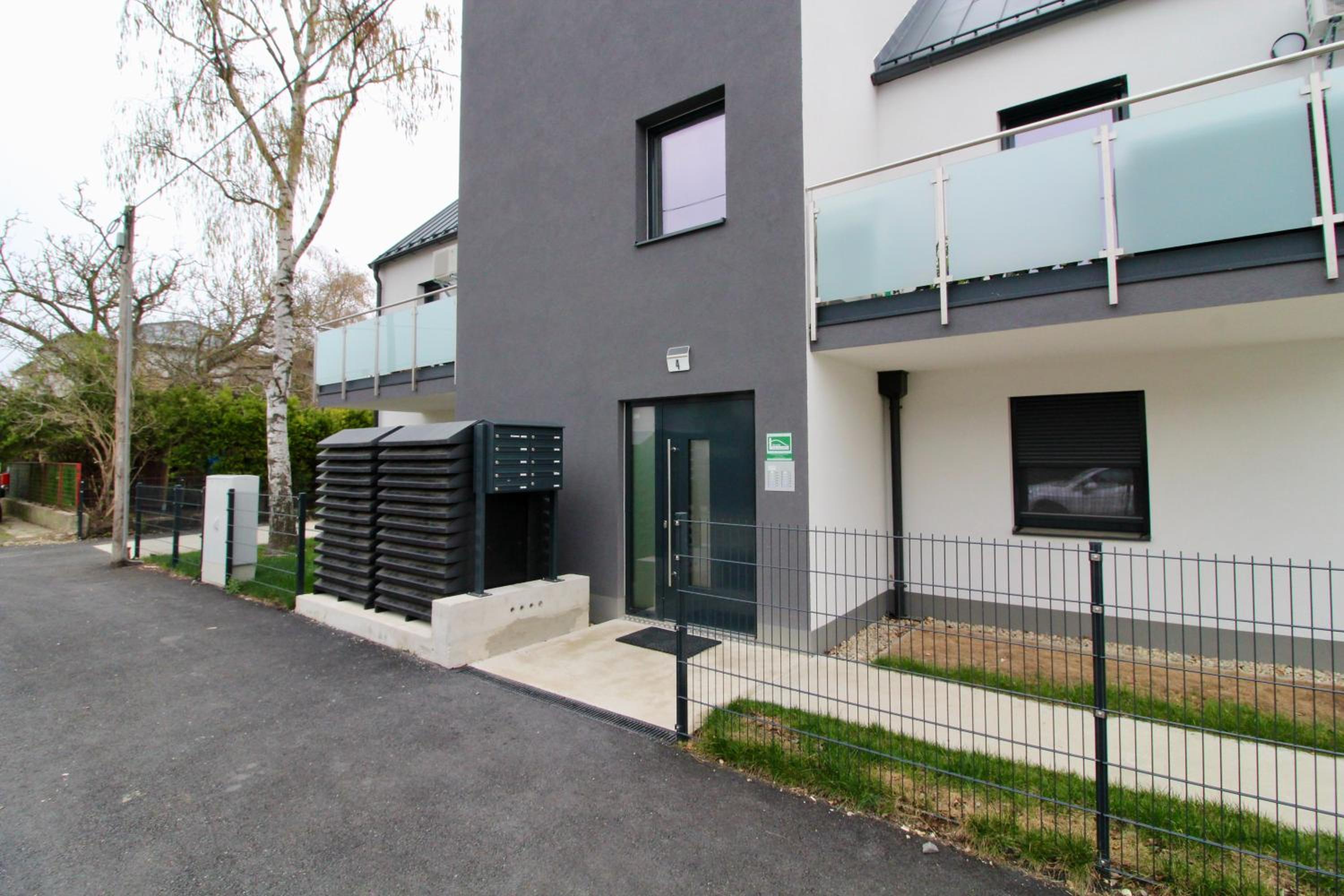 Modern Balcony Apartment with free Parking