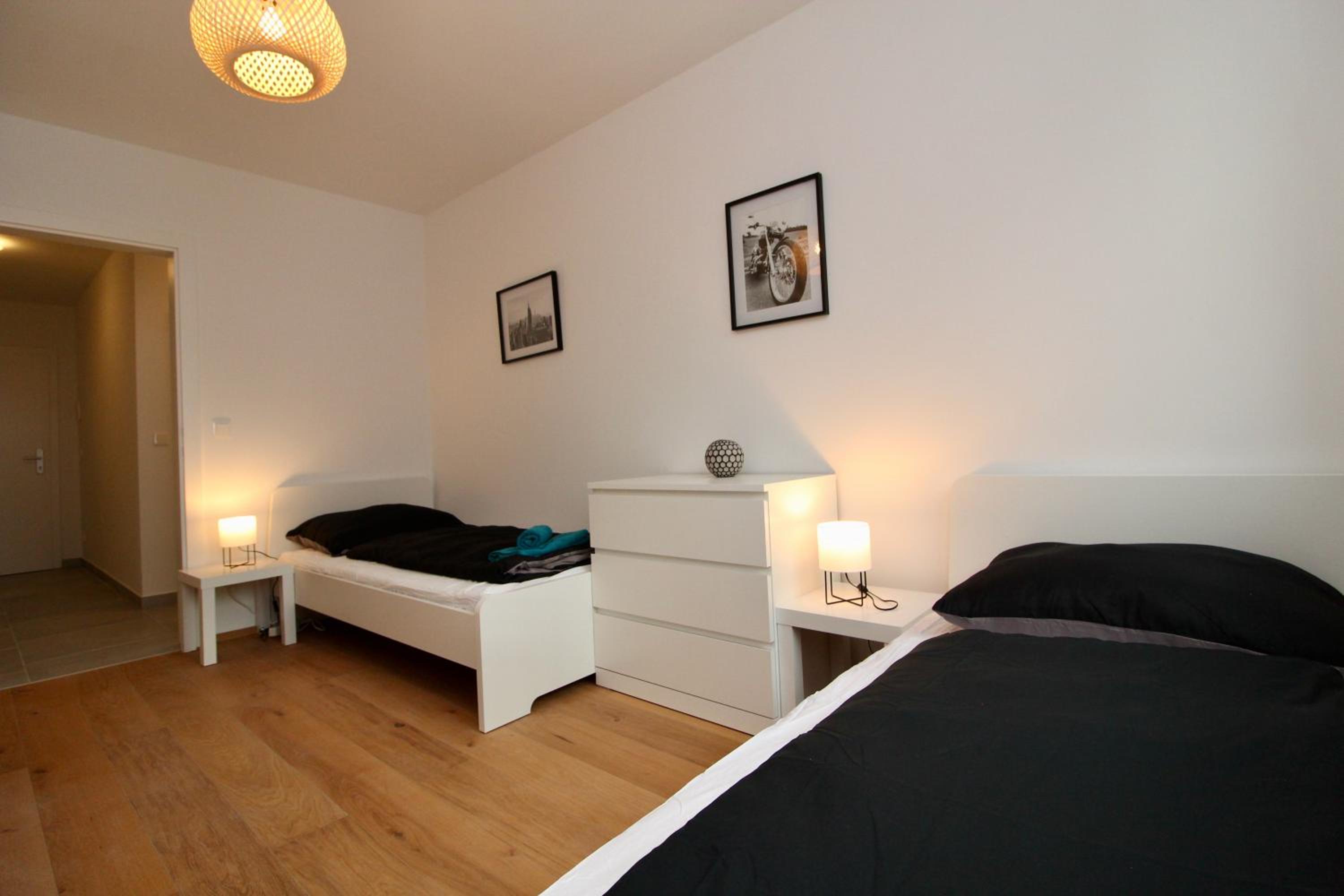 Modern Balcony Apartment with free Parking