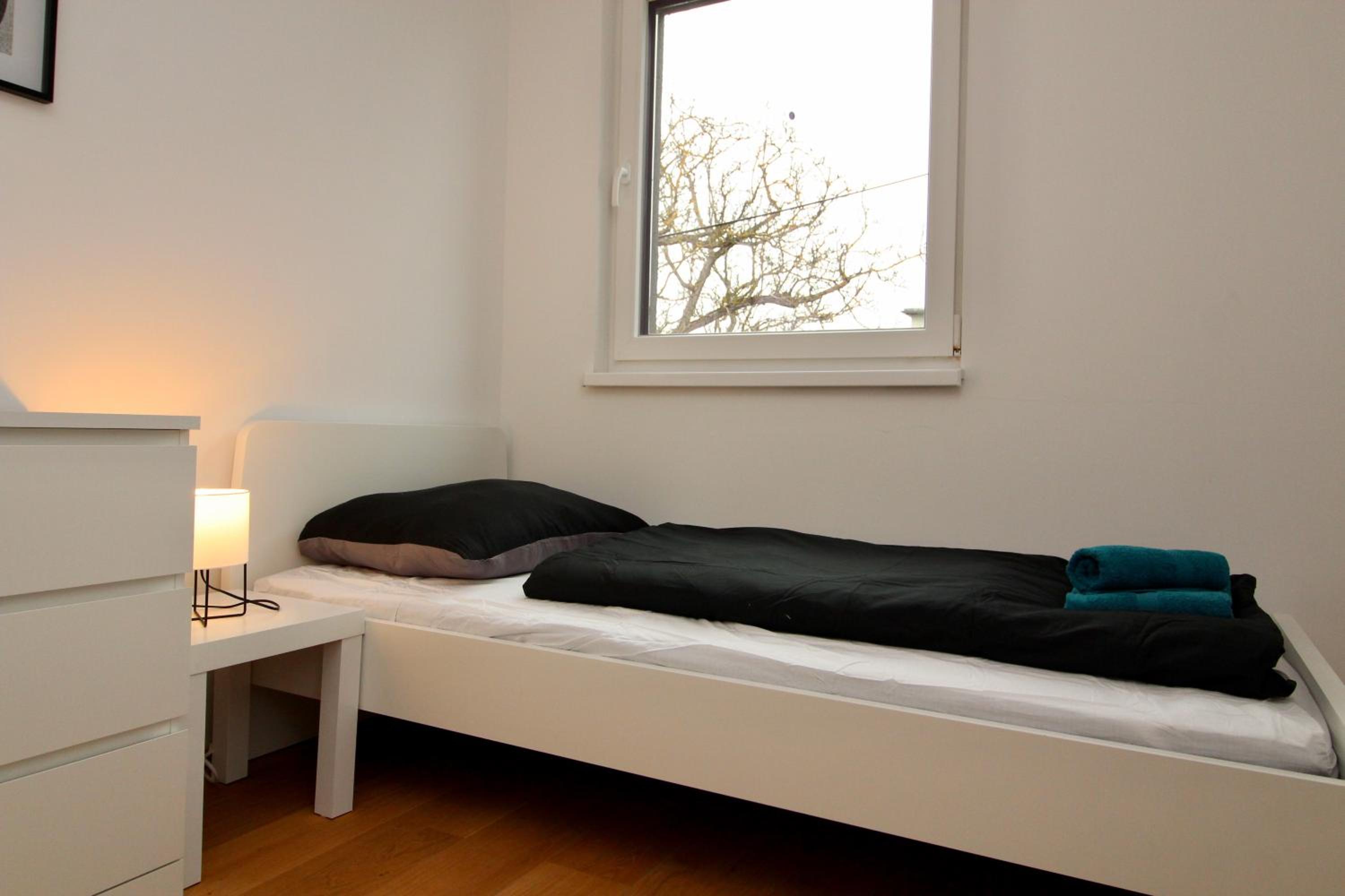 Modern Balcony Apartment with free Parking