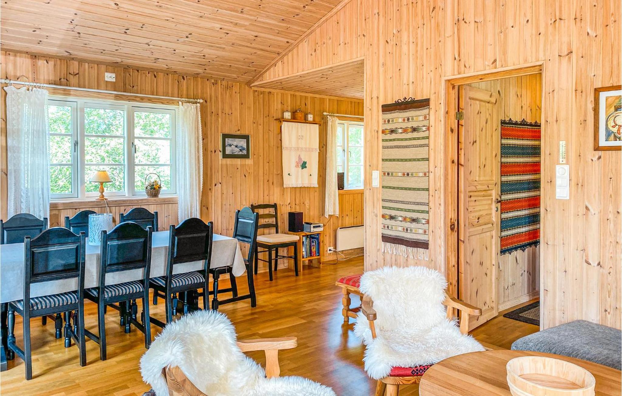 4 Bedroom Cozy Home In Straumgjerde view 3