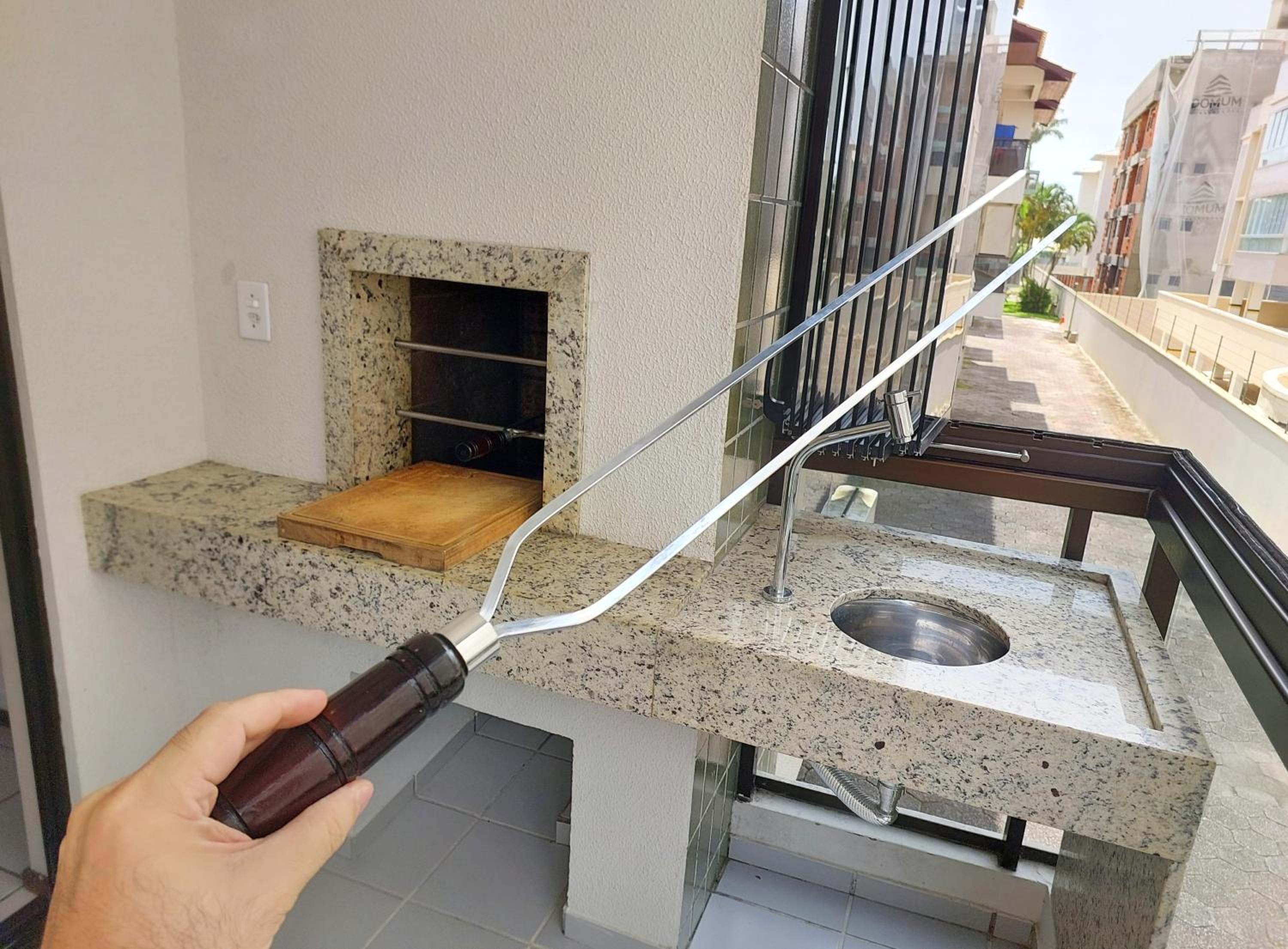 Há poucos passos do mar
