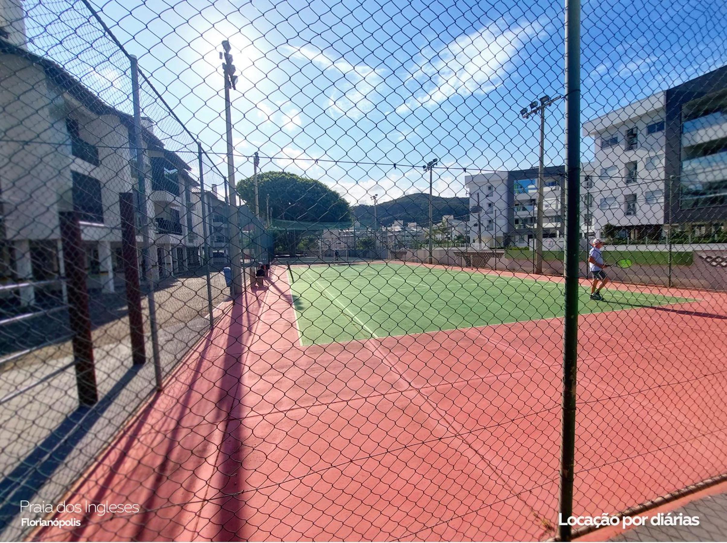 Há poucos passos do mar