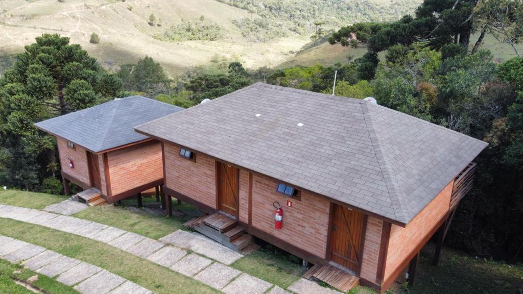 Cabanas Mountain nas montanhas de campos do jordão