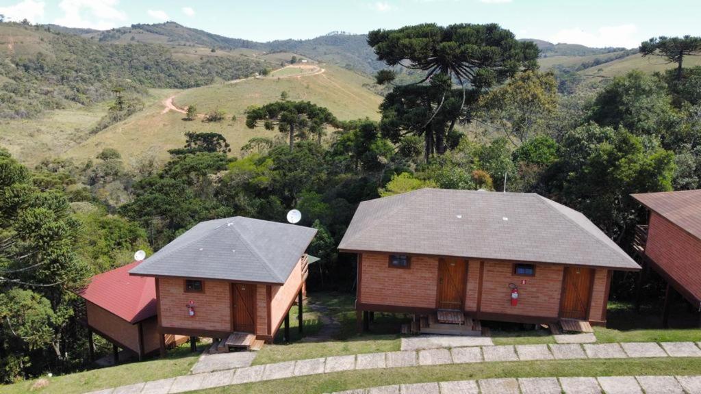 Cabanas Mountain nas montanhas de campos do jordão