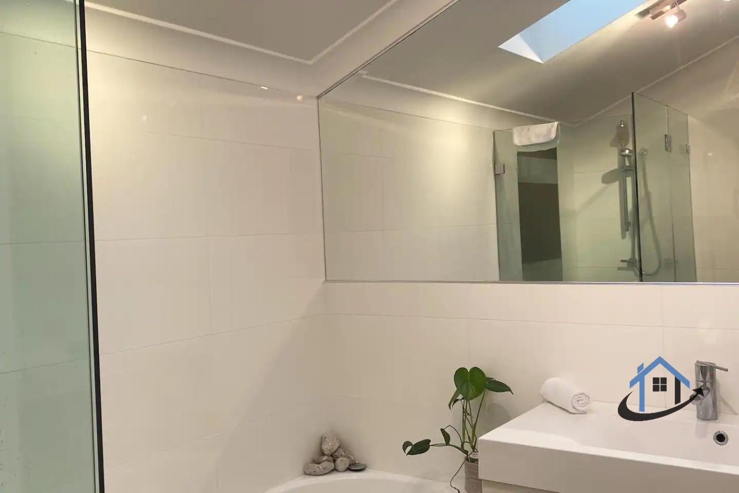 Harbord House - Ocean views, plunge pool, 2 bed, free-wi-fi, superb location