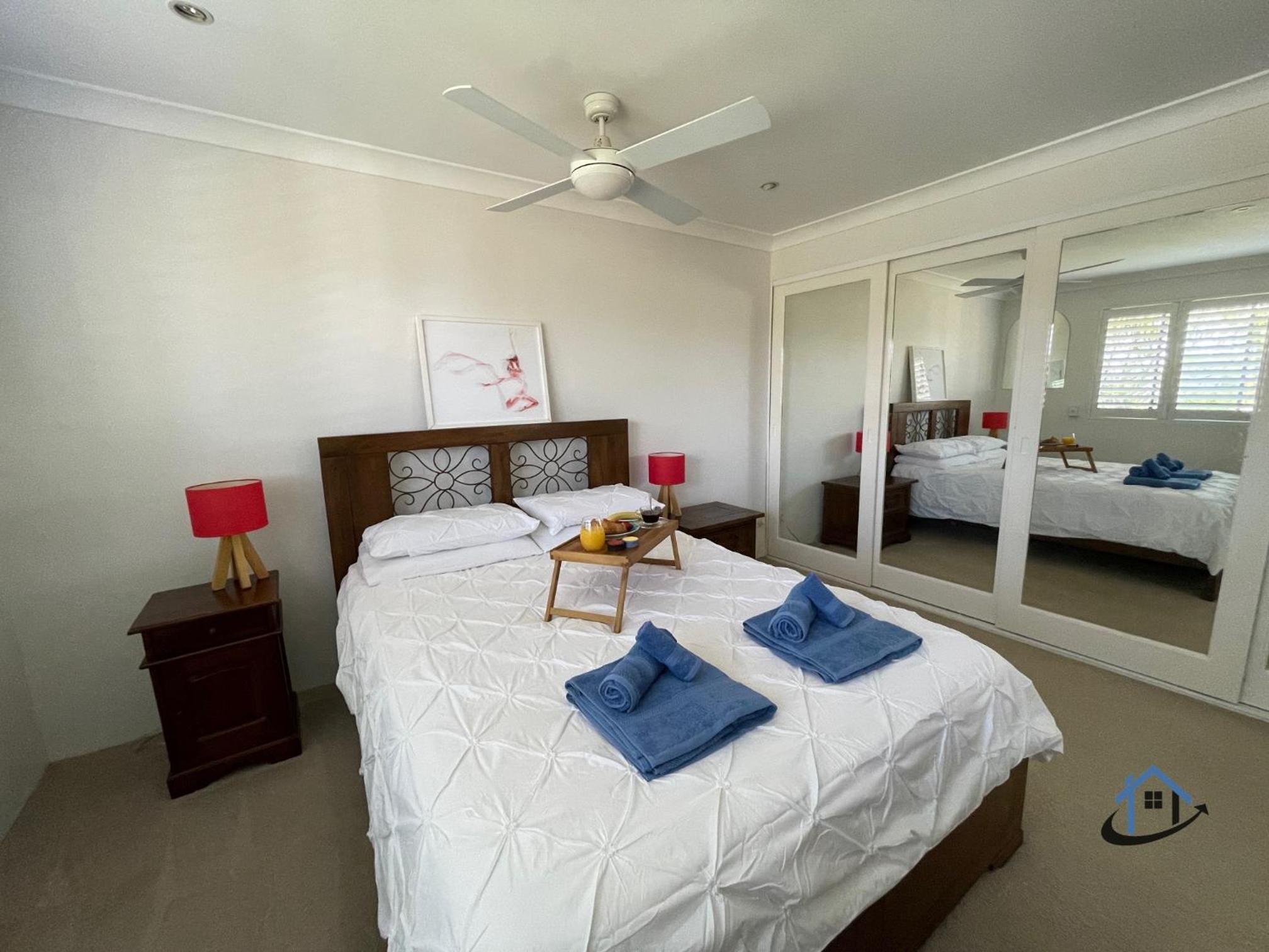 Harbord House - Ocean views, plunge pool, 2 bed, free-wi-fi, superb location