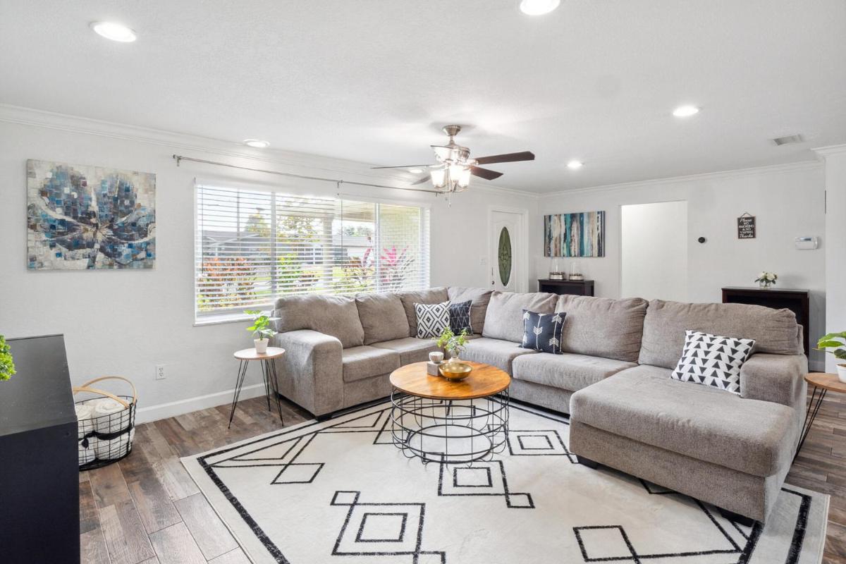 Spacious 3 Bedroom House 15 mins from Clearwater Beach! view 2