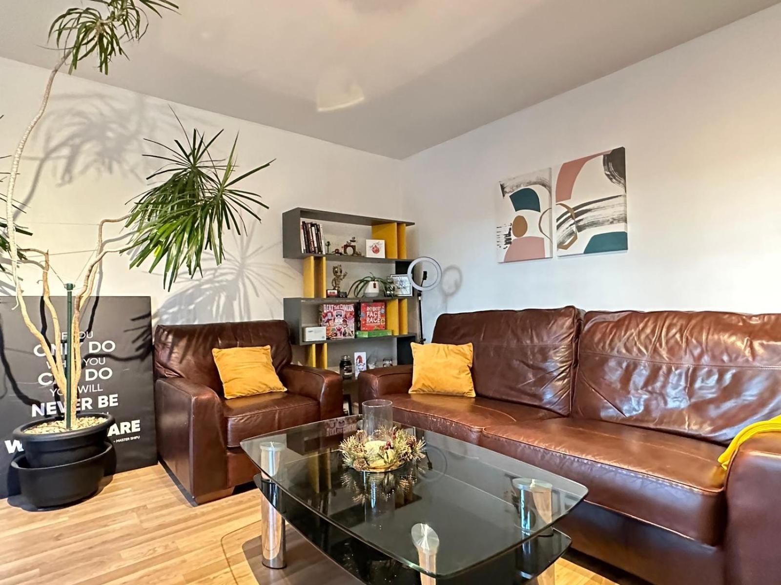 Gorgeous apartment + attentive host + free parking photo 4