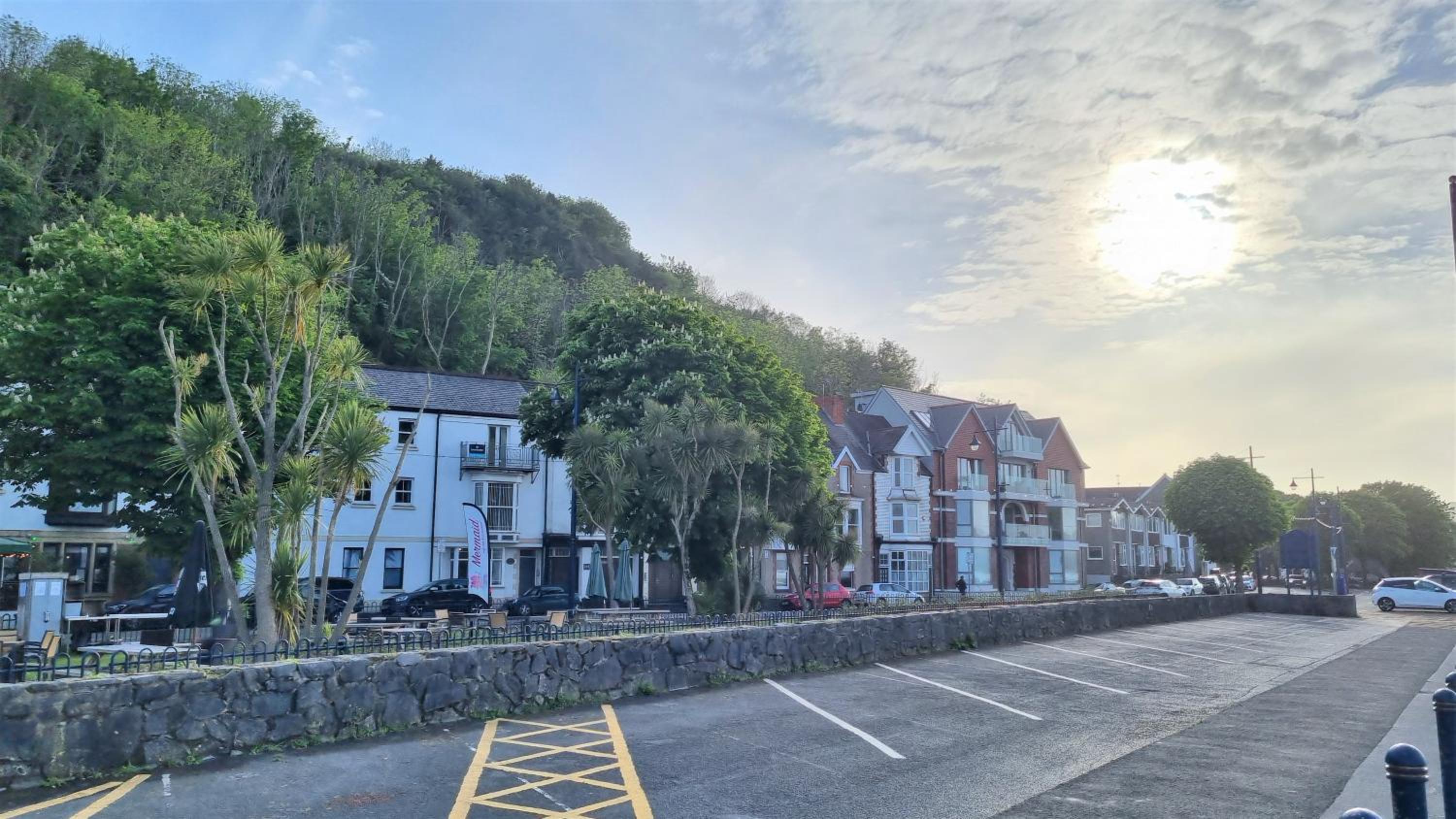 Lovely Seafront Apartment with Garden