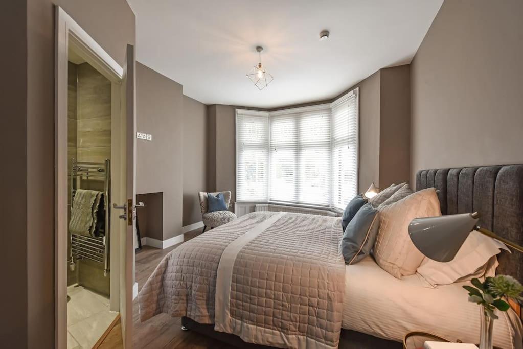 Modern Two Bed with En-Suites and Private Parking view 2