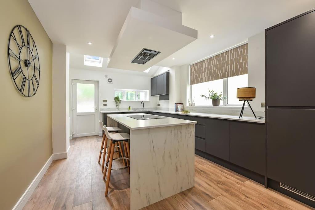 Modern Two Bed with En-Suites and Private Parking view 4