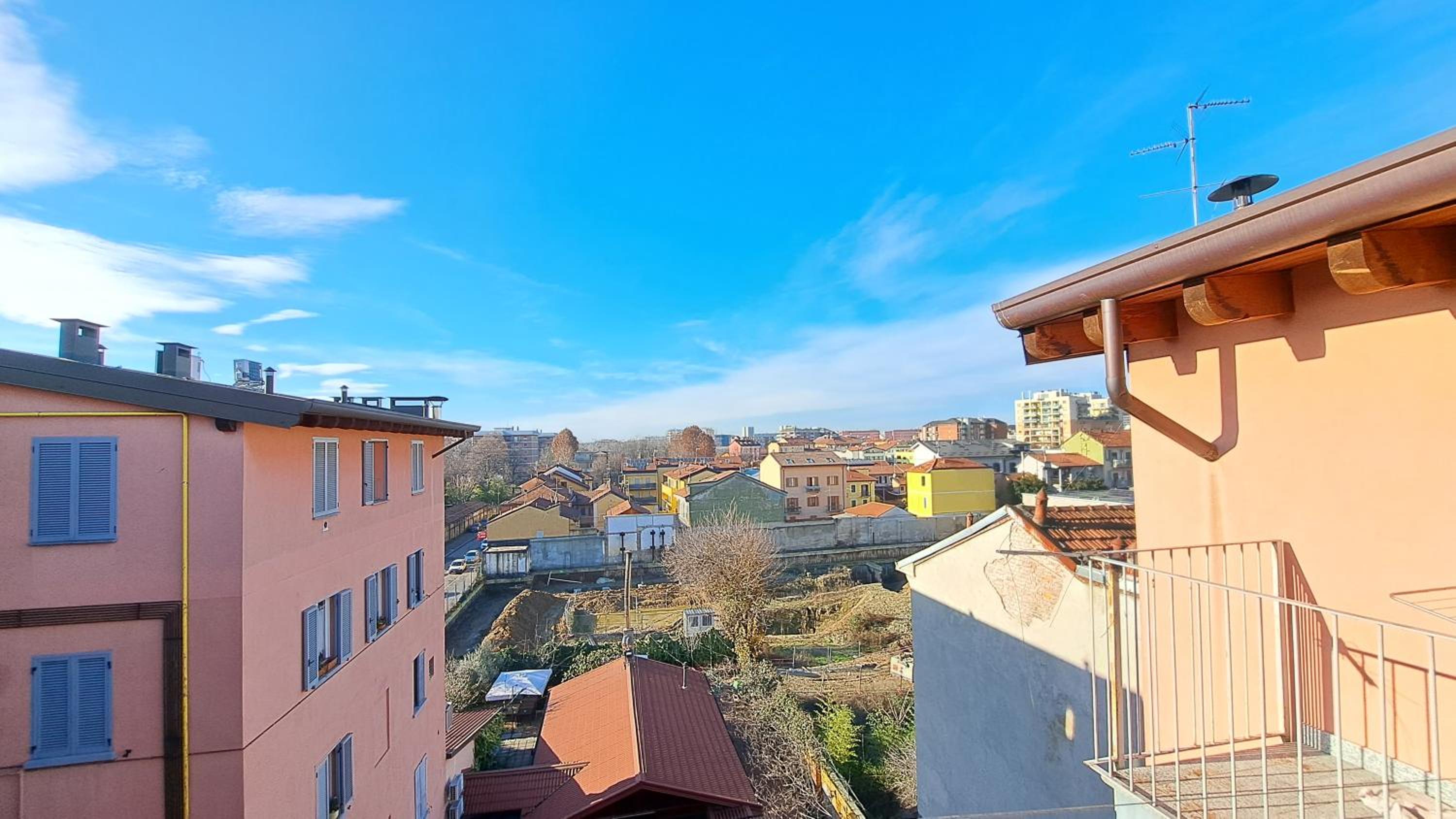 Gorla Skyline - Top Floor Apartment