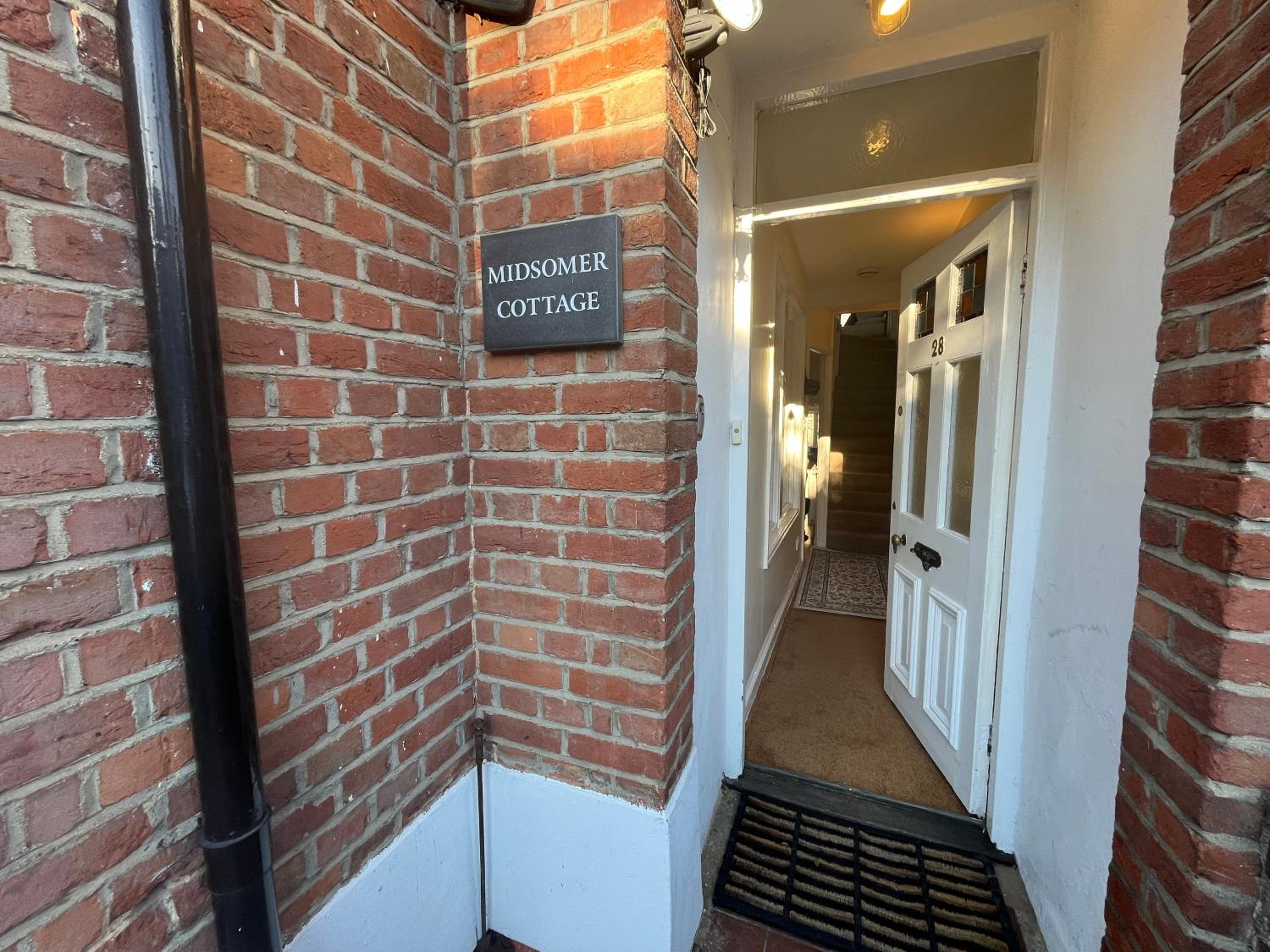 Midsomer Cottage- Spacious Victorian Cottage with parking & garden - Close to City and ring road view 4