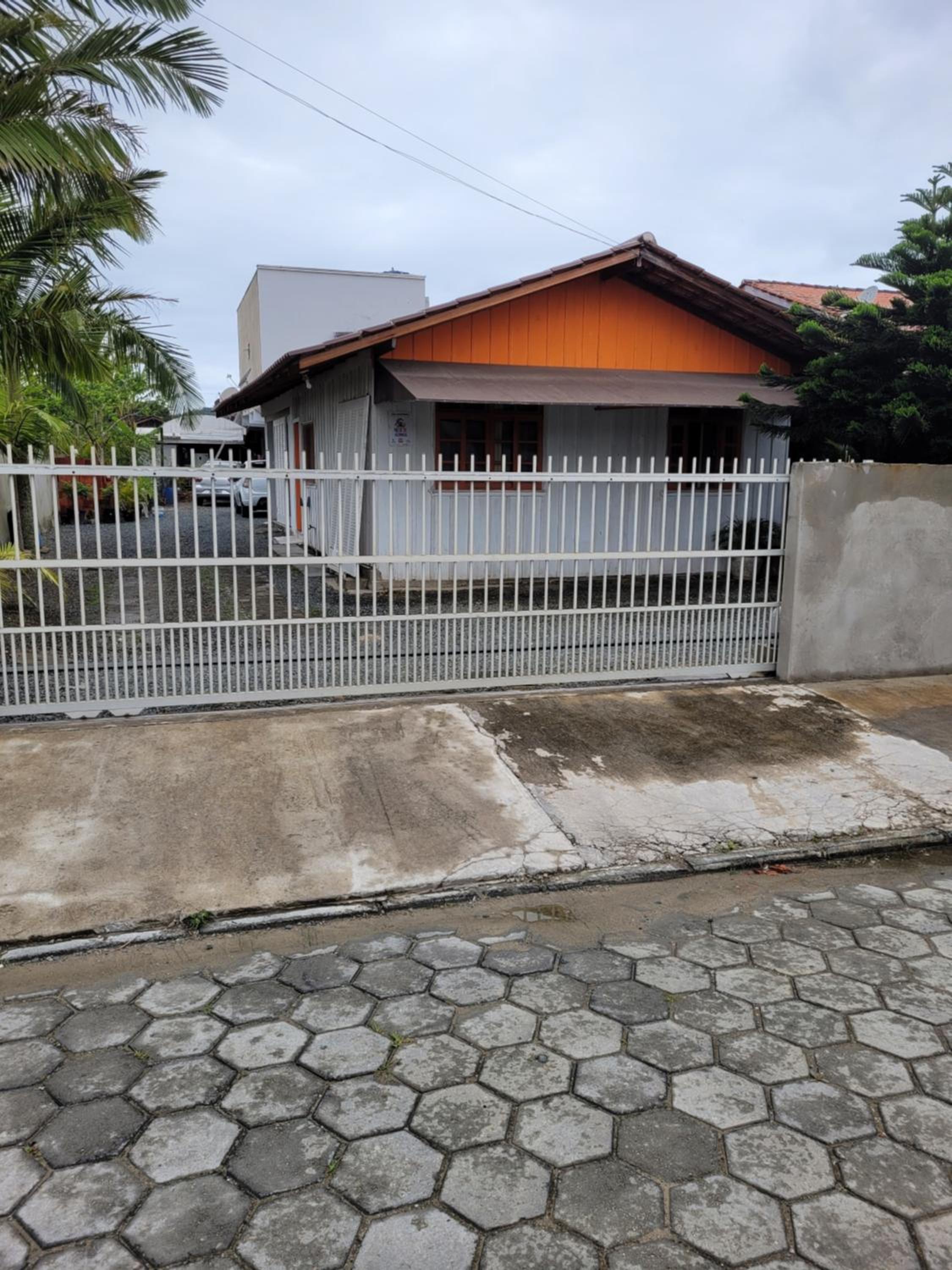 Casa 3 quartos perto da praia e Beto Carrero