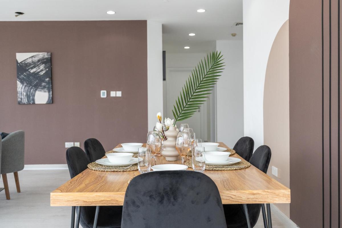 Dubai Marina - Stunning Huge 4 Bedroom Apts Near JBR - Gym - Pool - Parking by Sojo Stay