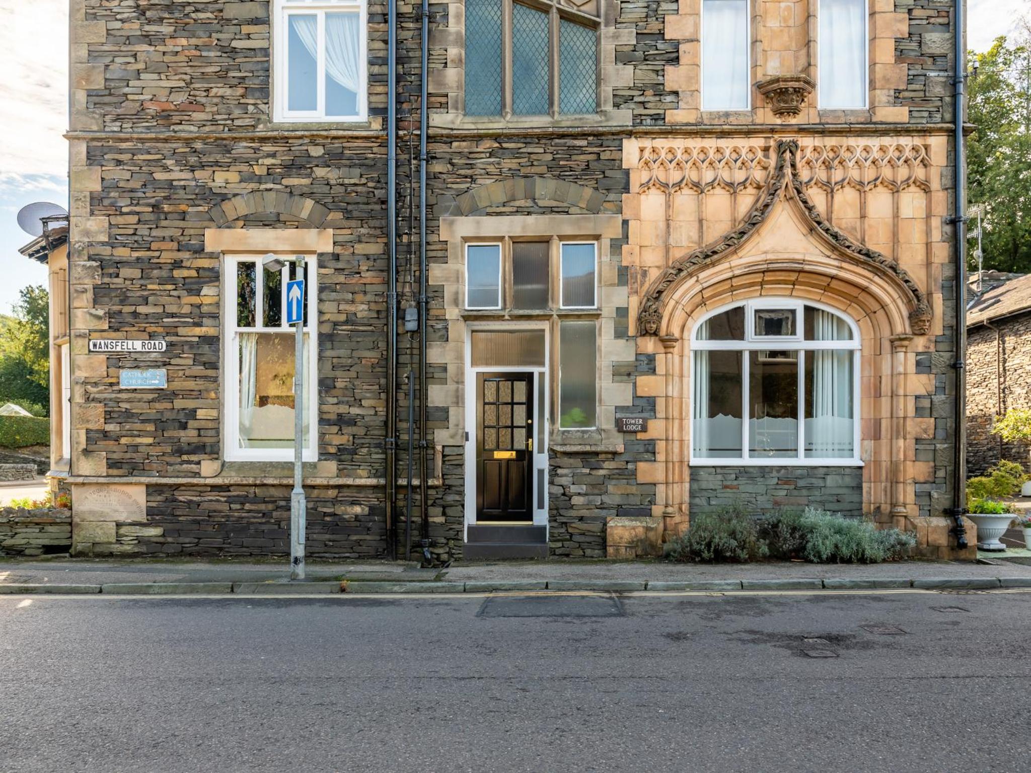 Entire holiday home with FREE parking & fast WIFI view 4
