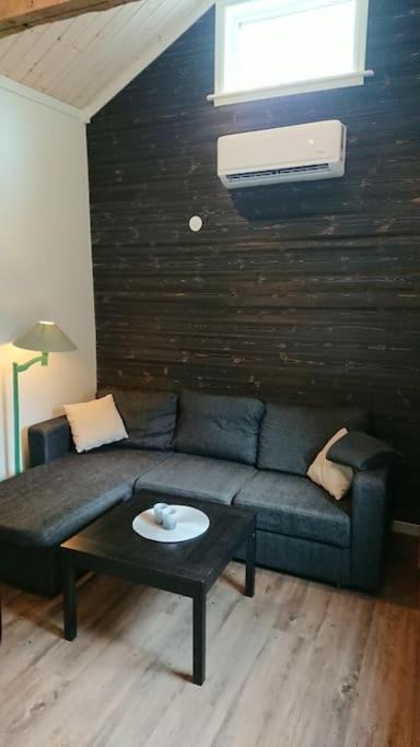 Hotel Nyrenoverad charmig gäststuga med sovloft i Järpen - Image 1