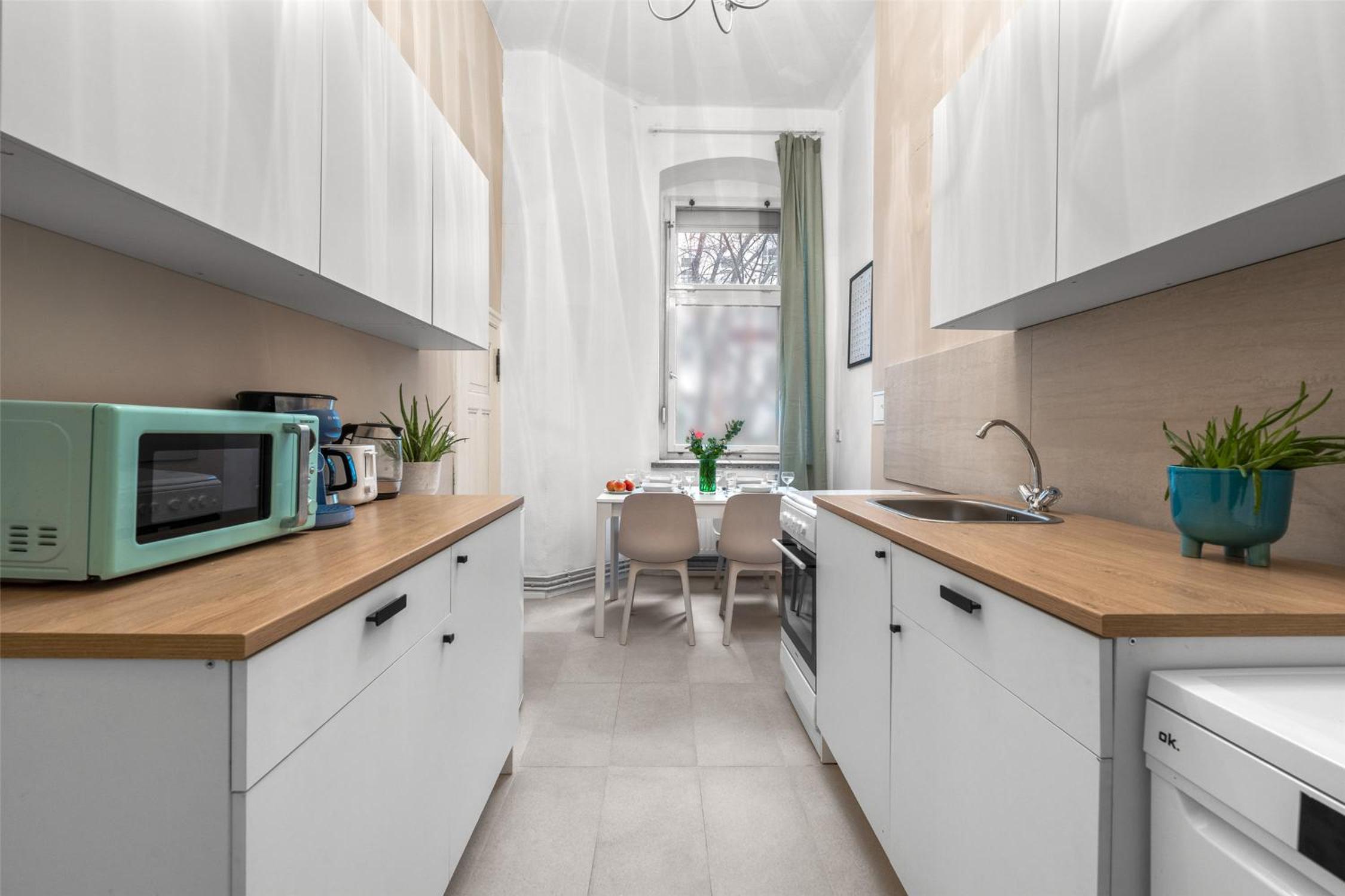 Holiday 33 Apartment K next to Alexanderplatz, 4 rooms with bathroom & guest toilet