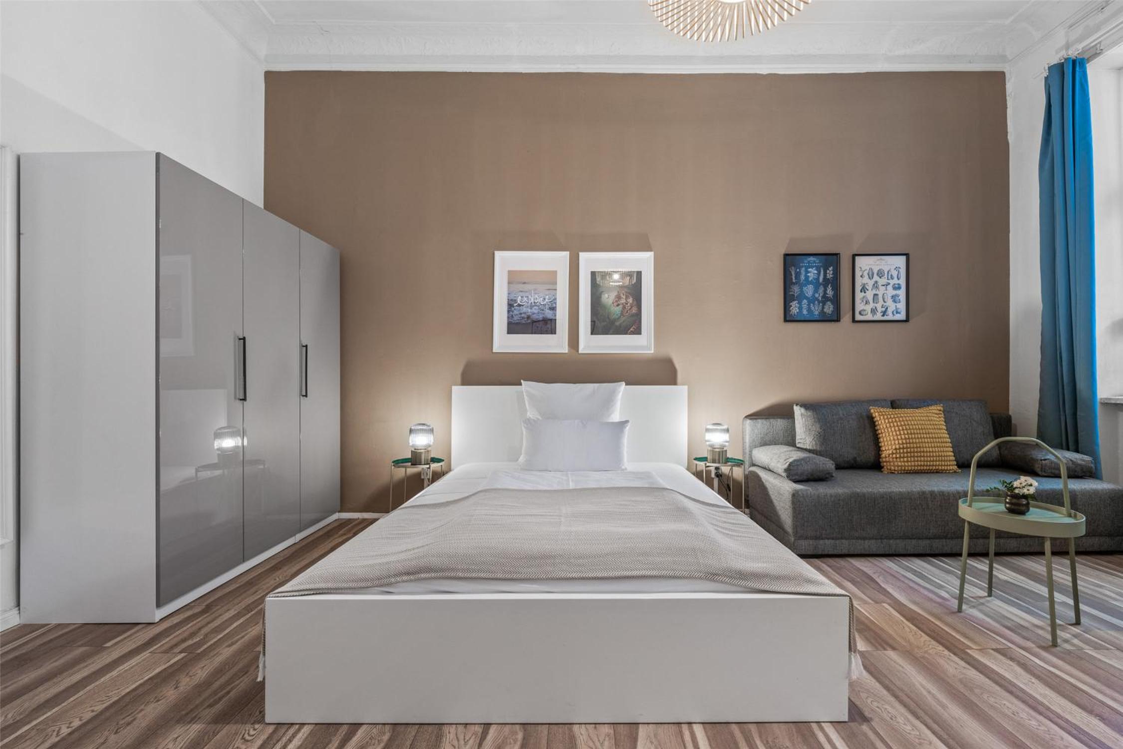 Holiday 33 Apartment K next to Alexanderplatz, 4 rooms with bathroom & guest toilet
