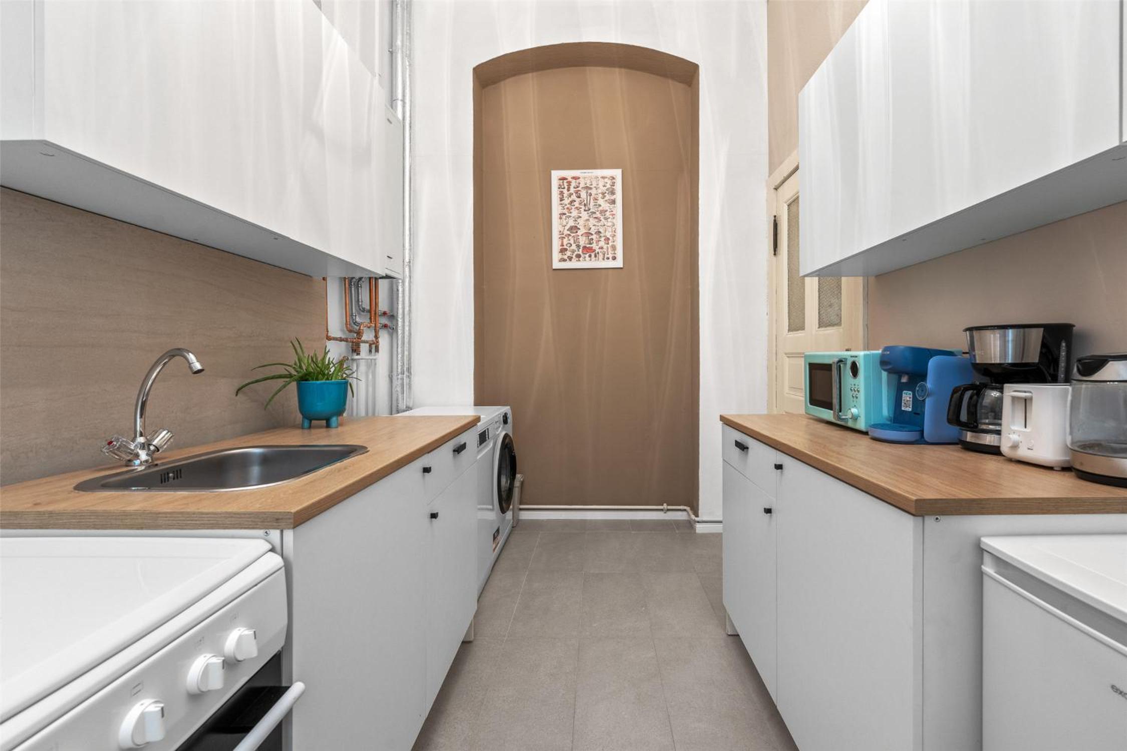 Holiday 33 Apartment K next to Alexanderplatz, 4 rooms with bathroom & guest toilet