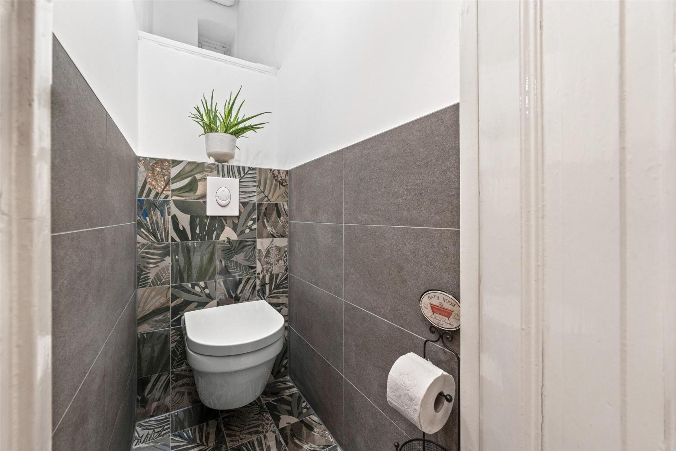 Holiday 33 Apartment K next to Alexanderplatz, 4 rooms with bathroom & guest toilet