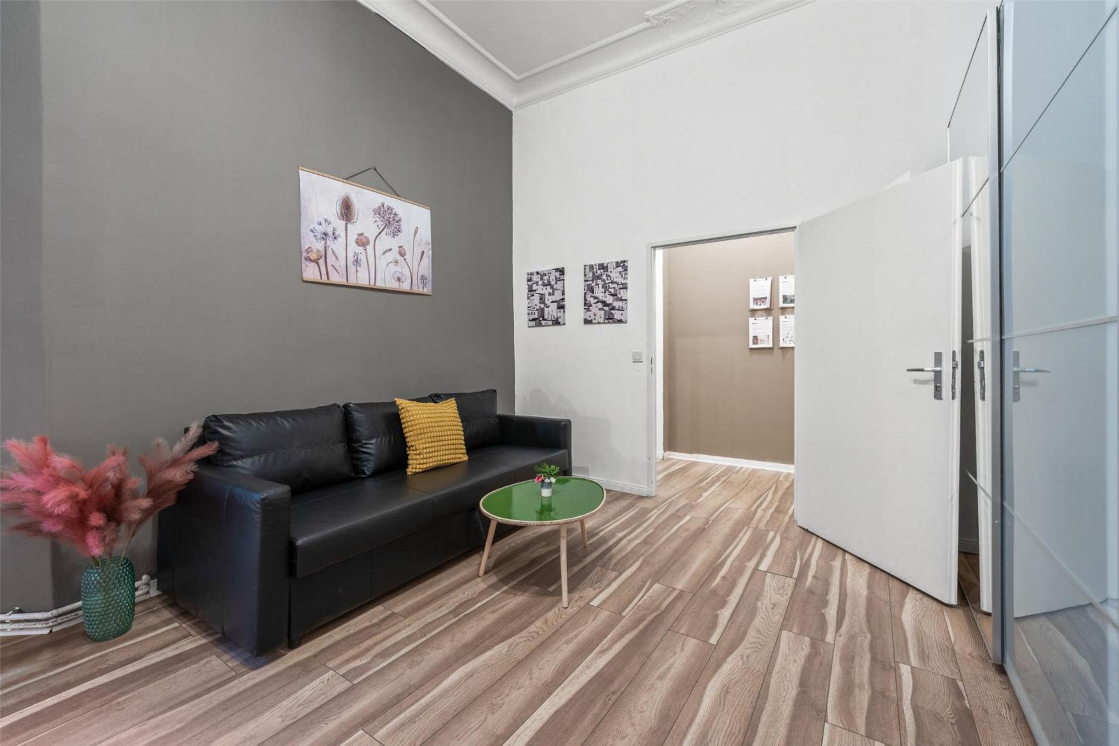 Holiday 33 Apartment K next to Alexanderplatz, 4 rooms with bathroom & guest toilet